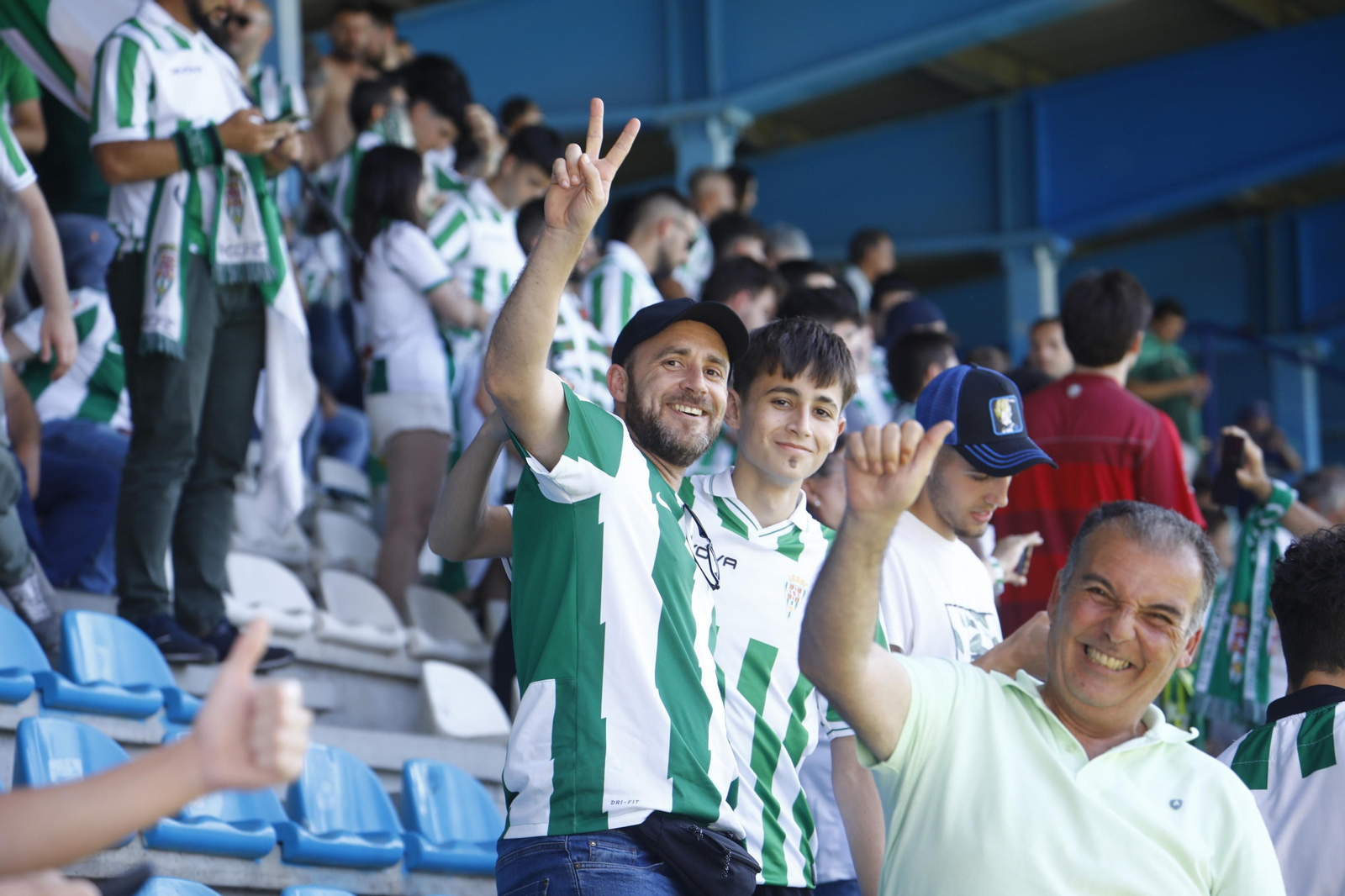 Las mejores fotos de la afición del Córdoba CF en el partido ante la Ponferradina en El Toralín Las mejores fotos de la afición del Córdoba CF en el partido ante la Ponferradina en El Toralín