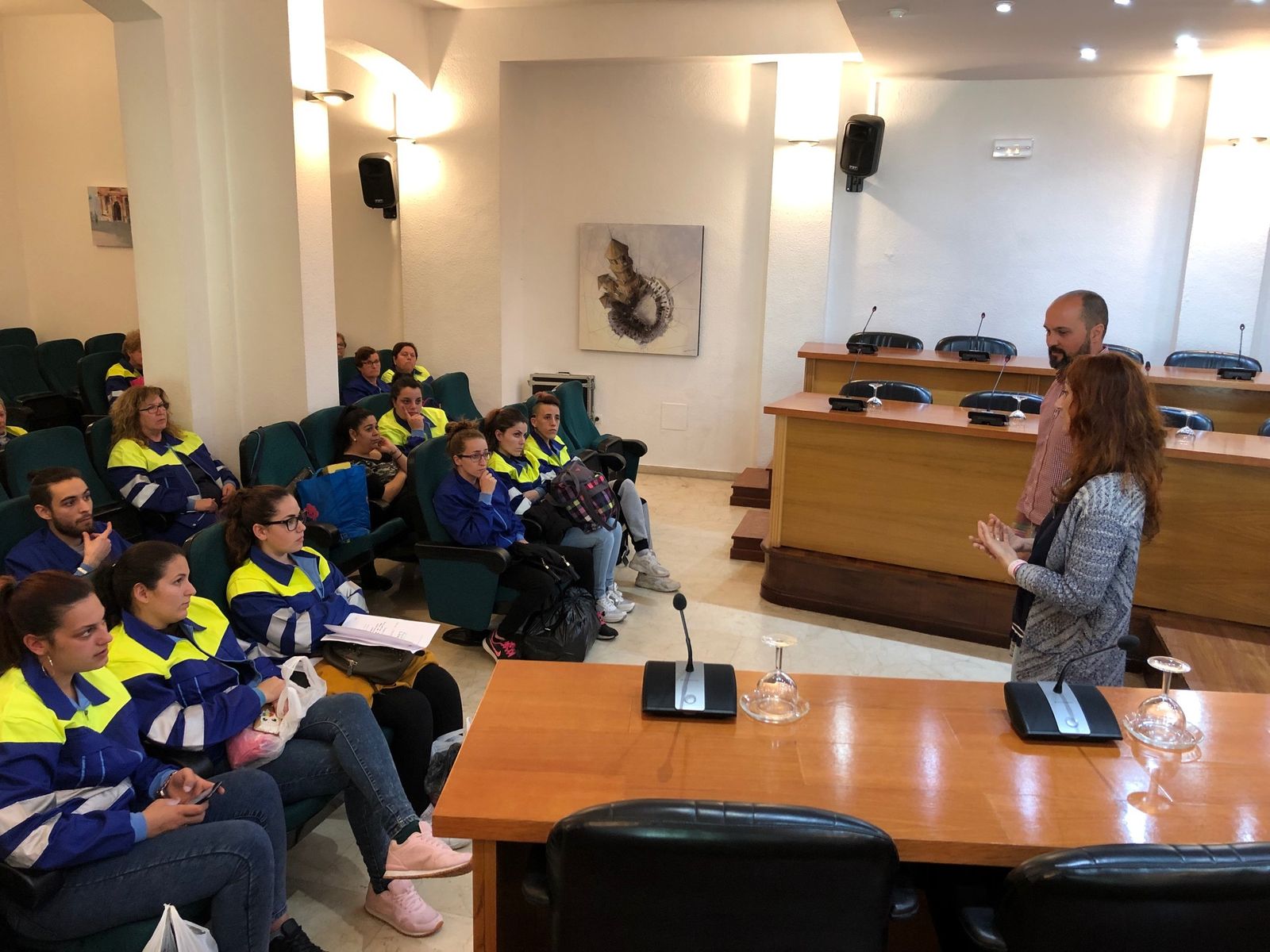 Miguel Alconchel e Isabel Calvente dan la bienvenida al grupo de contratados.