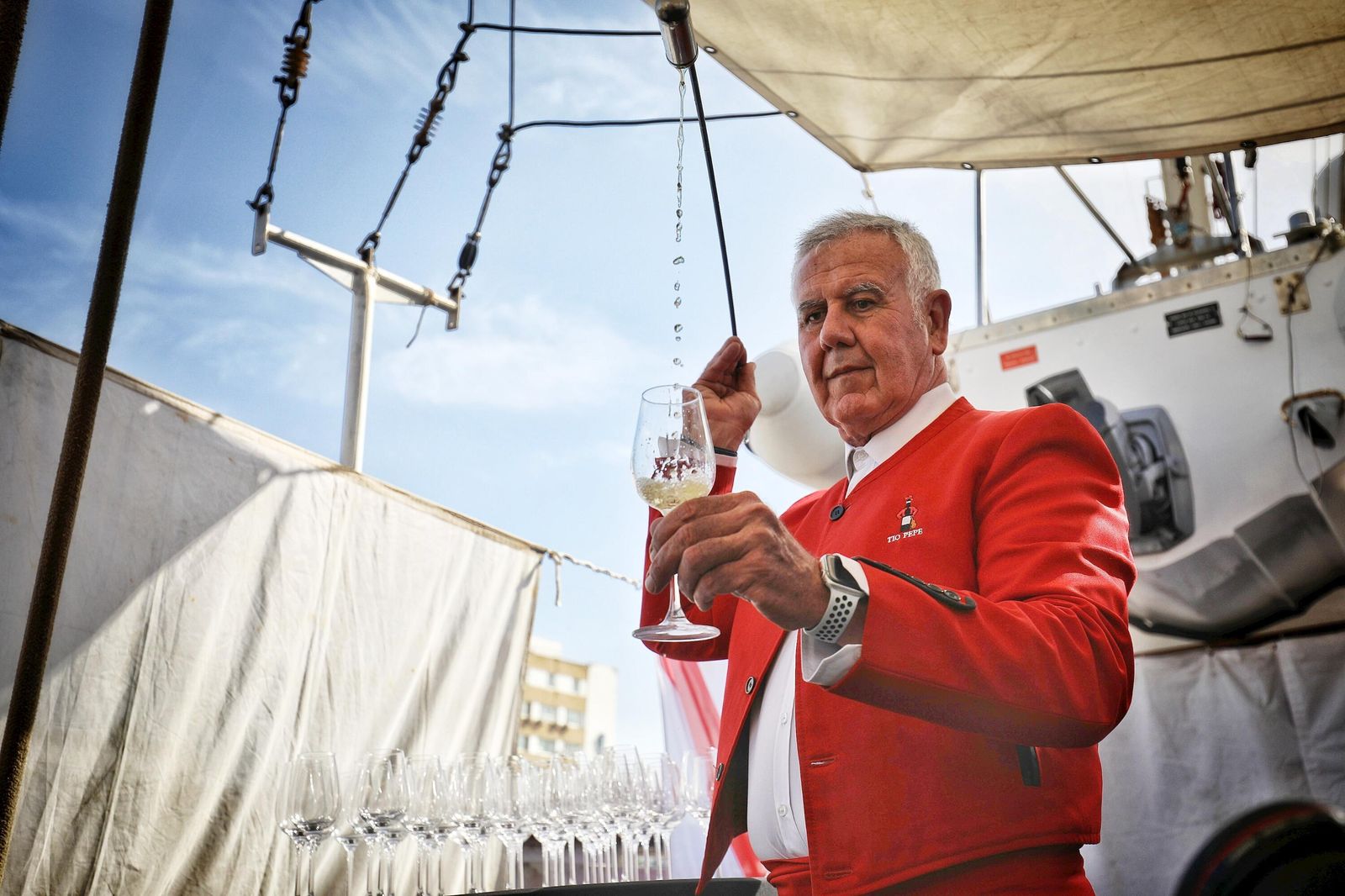 González Byass recibe en el 'Elcano' su Tío Pepe Estrella de los Mares