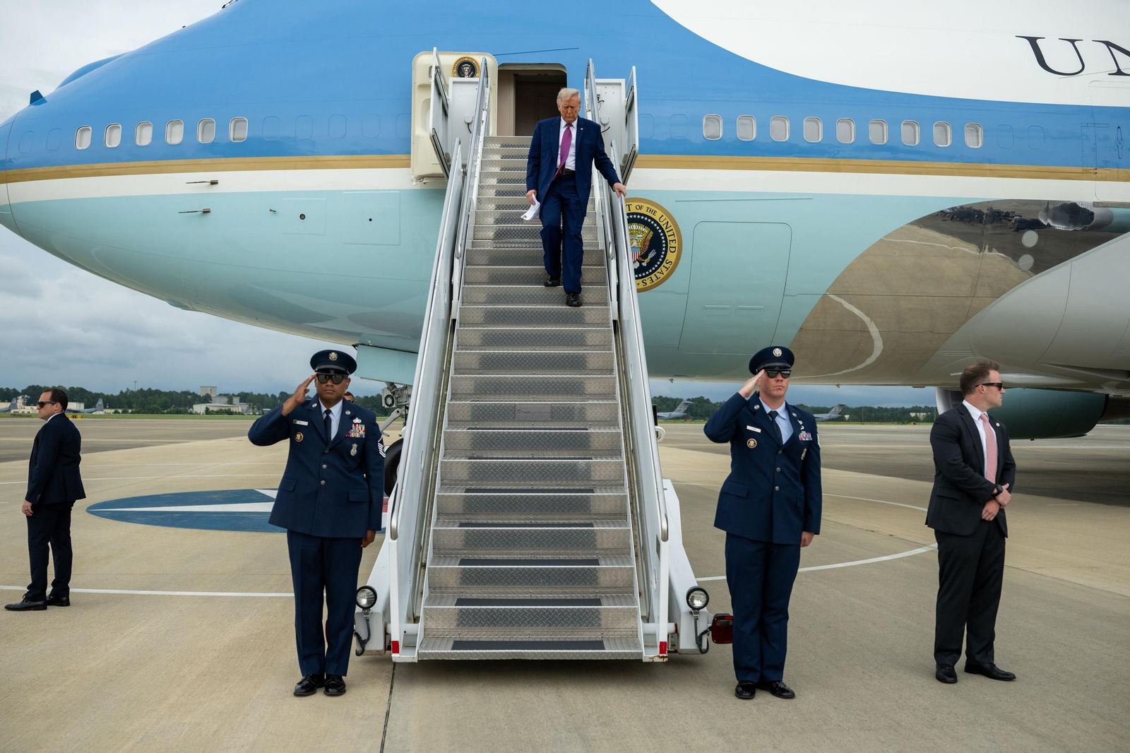 Donald Trump baja del 'Air Force One' en Anchorage, Alaska.