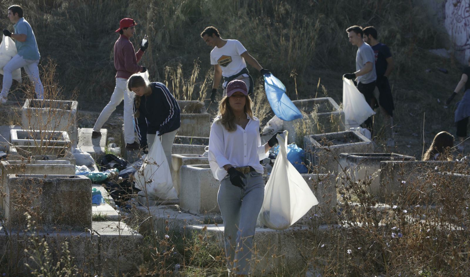 Recogida de basuras junto al río por el proyecto Mares Circulares.