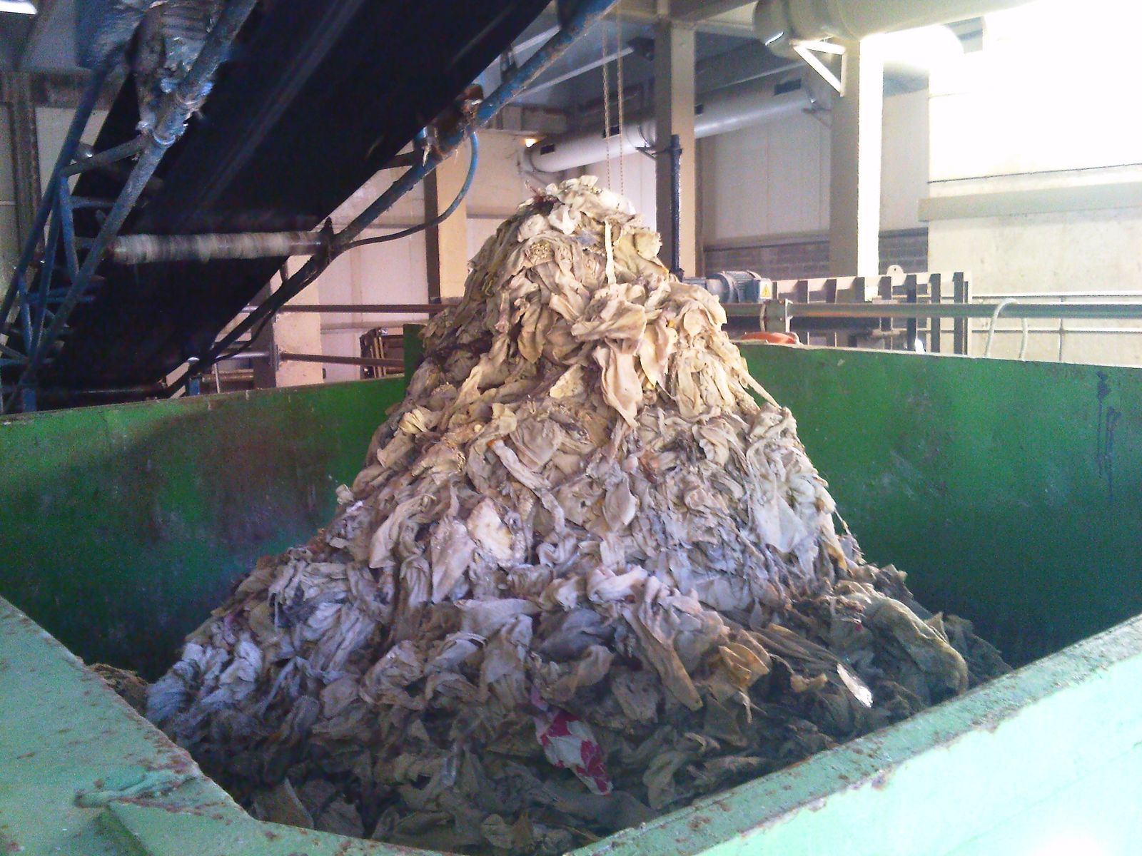 Los restos de toallitas húmedas conforman principalmente esta montaña de residuos depositada en el contenedor de una depuradora.