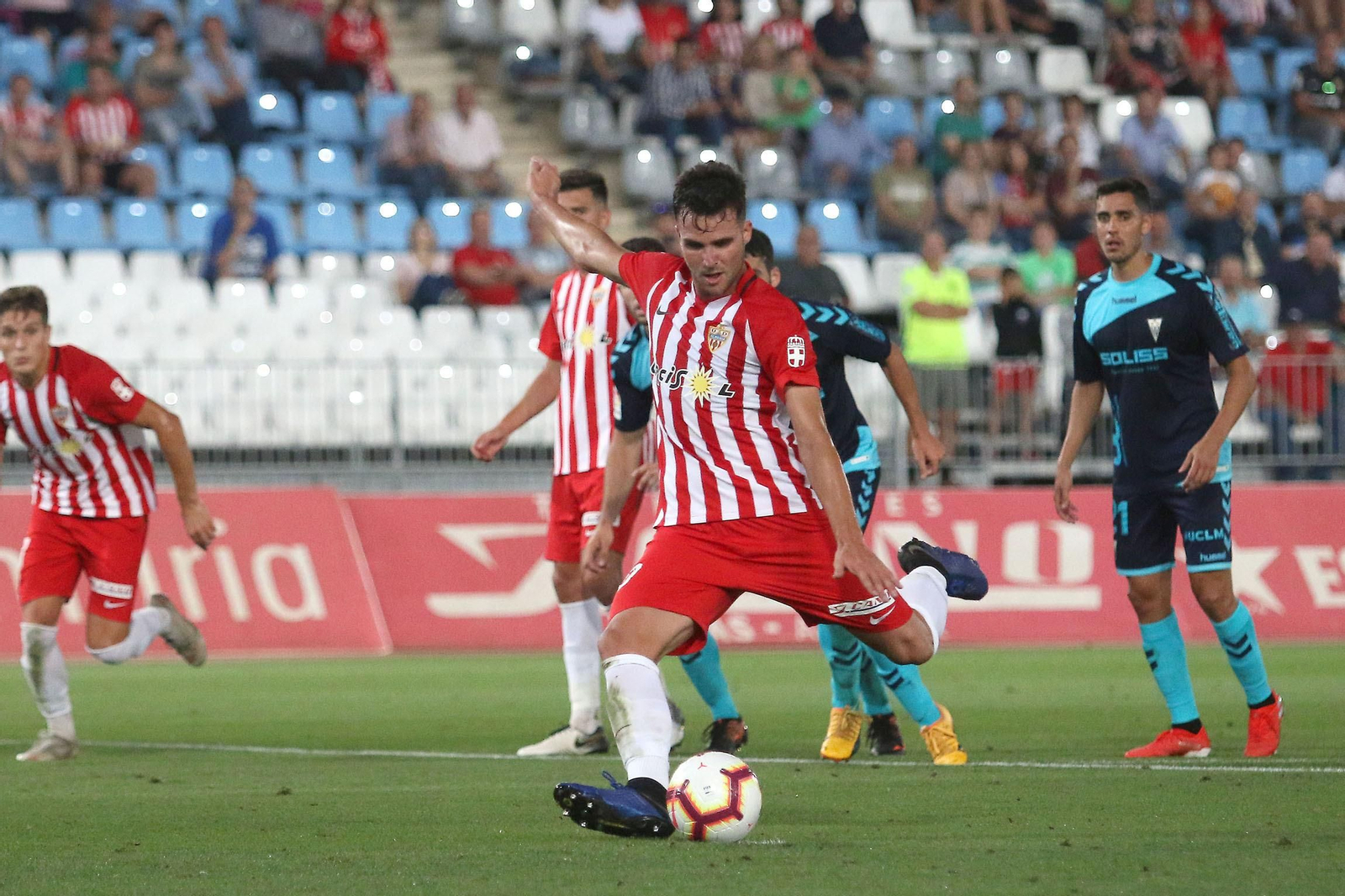 Álvaro Giménez en el penalti ante el Albacete que supuso su 19º tanto