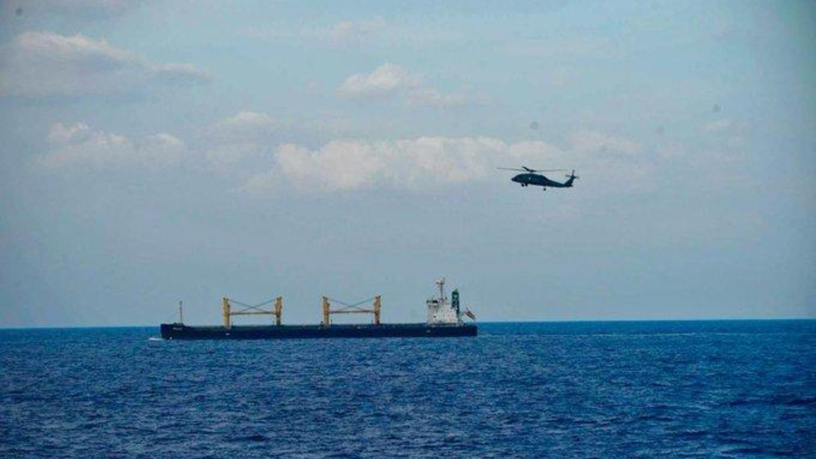 Labores de vigilancia de los medios aéreos del buque de la Armada en el mercante secuestrado.