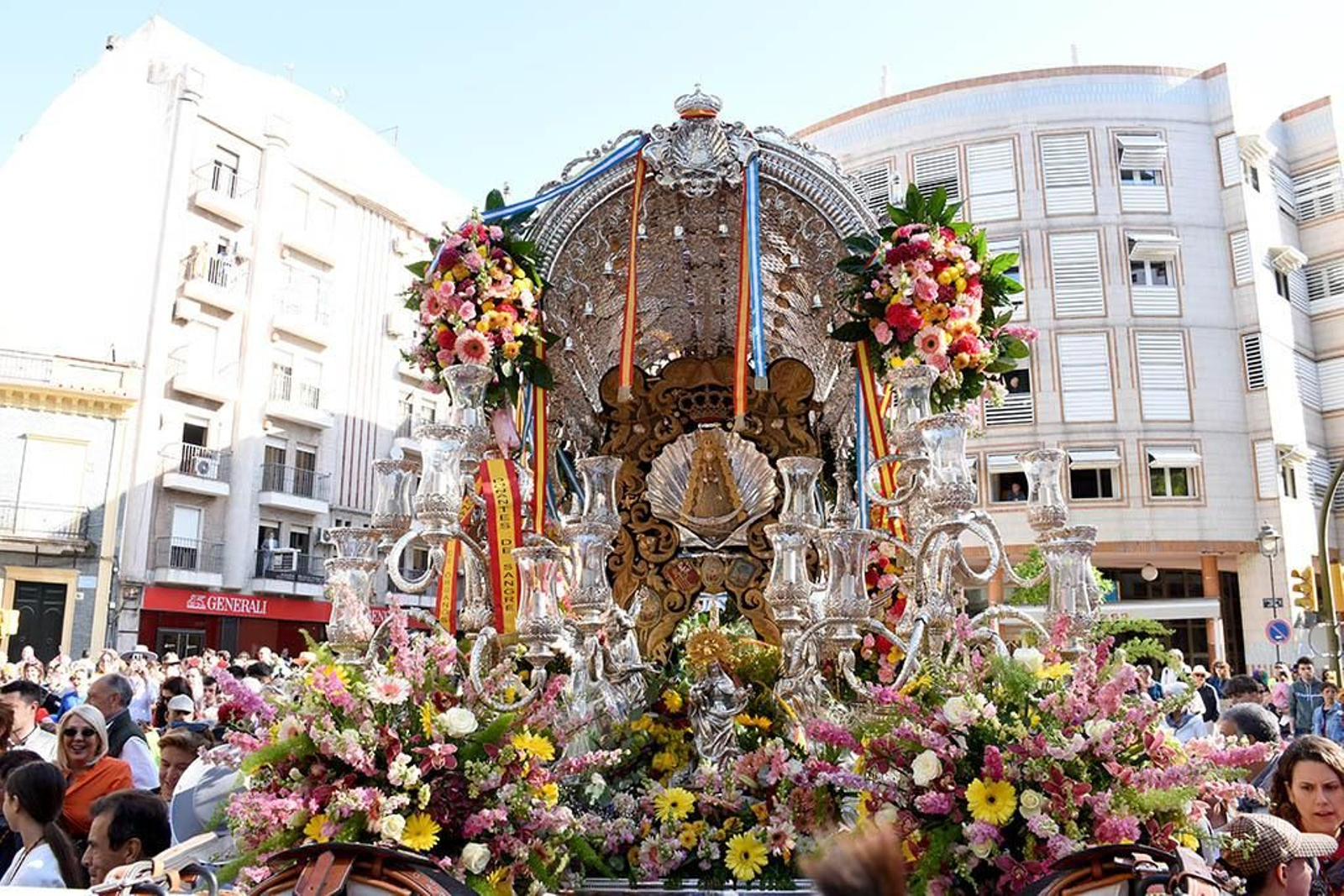 Las mejores imágenes de los peregrinos en la salida de Emigrantes