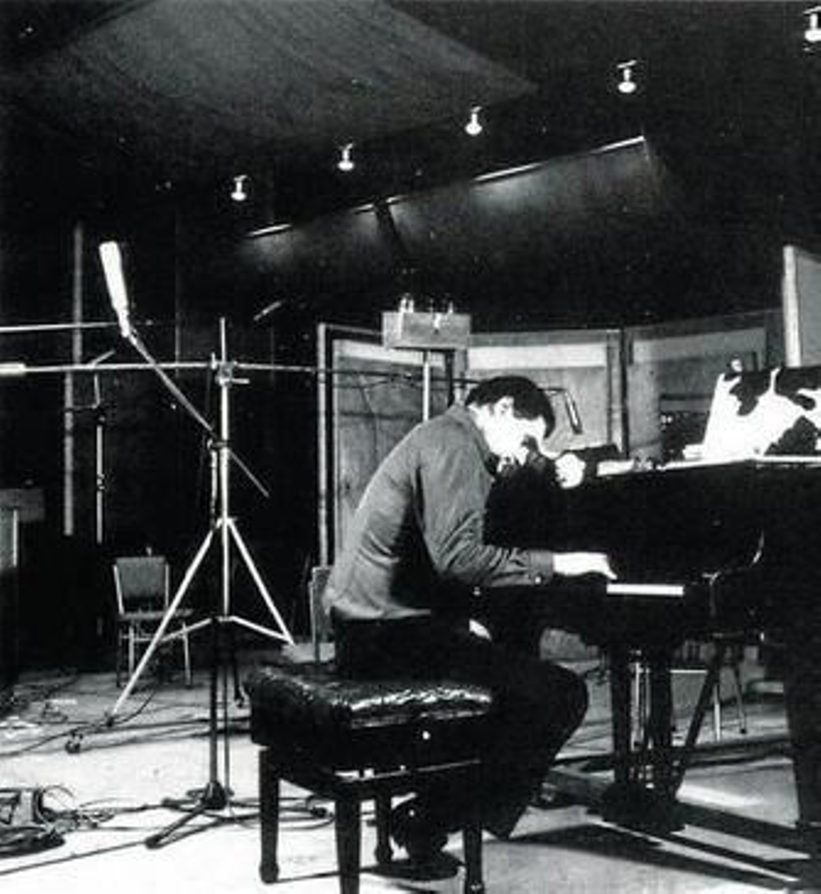 Waldo de los Ríos, al piano, en los estudios Hispavox (1973).