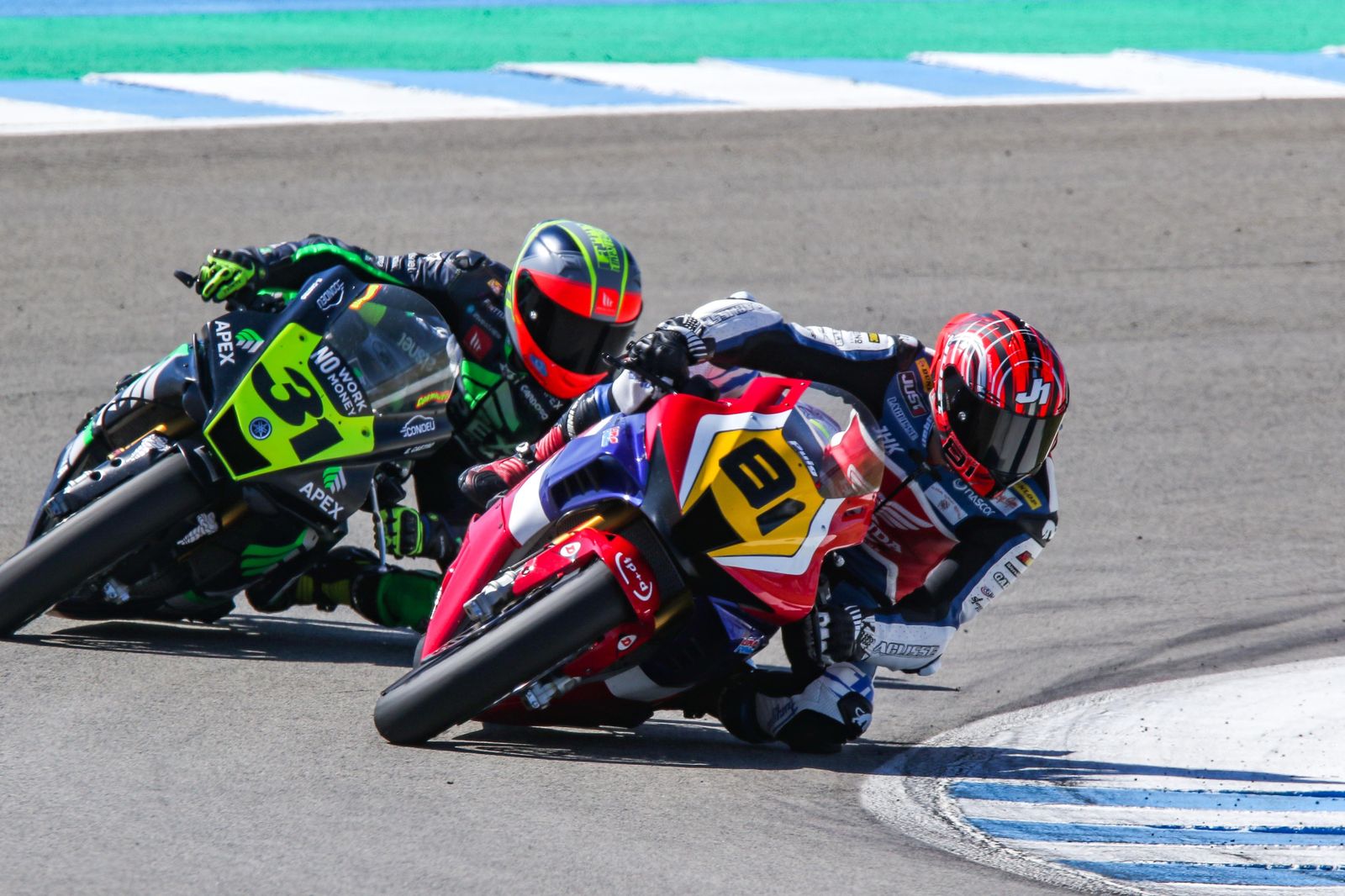 Jordi Torres y Carmelo Morales protagonizaron una gran carrera de Superbike.