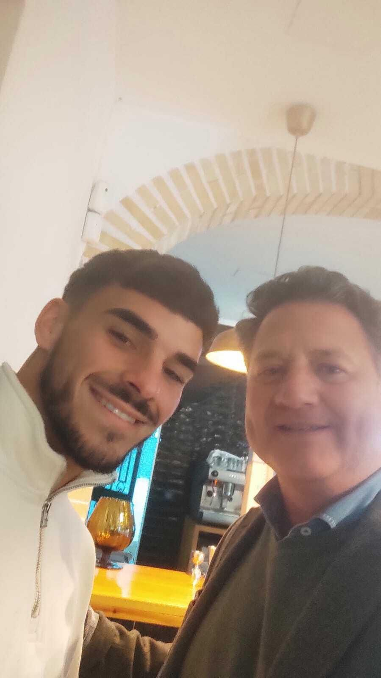 Isaac posa con un aficionado sevillista, una de tantas fotos en su pueblo natal.