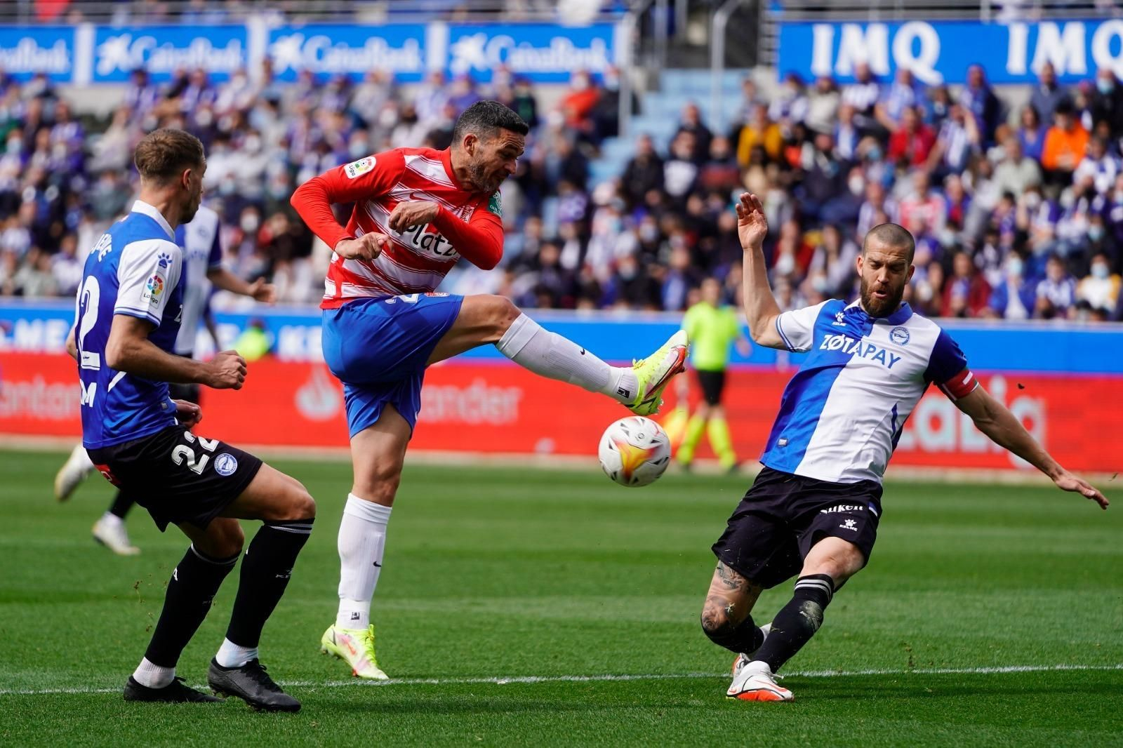 Jorge Molina intenta un remate en el choque ante el Alavés
