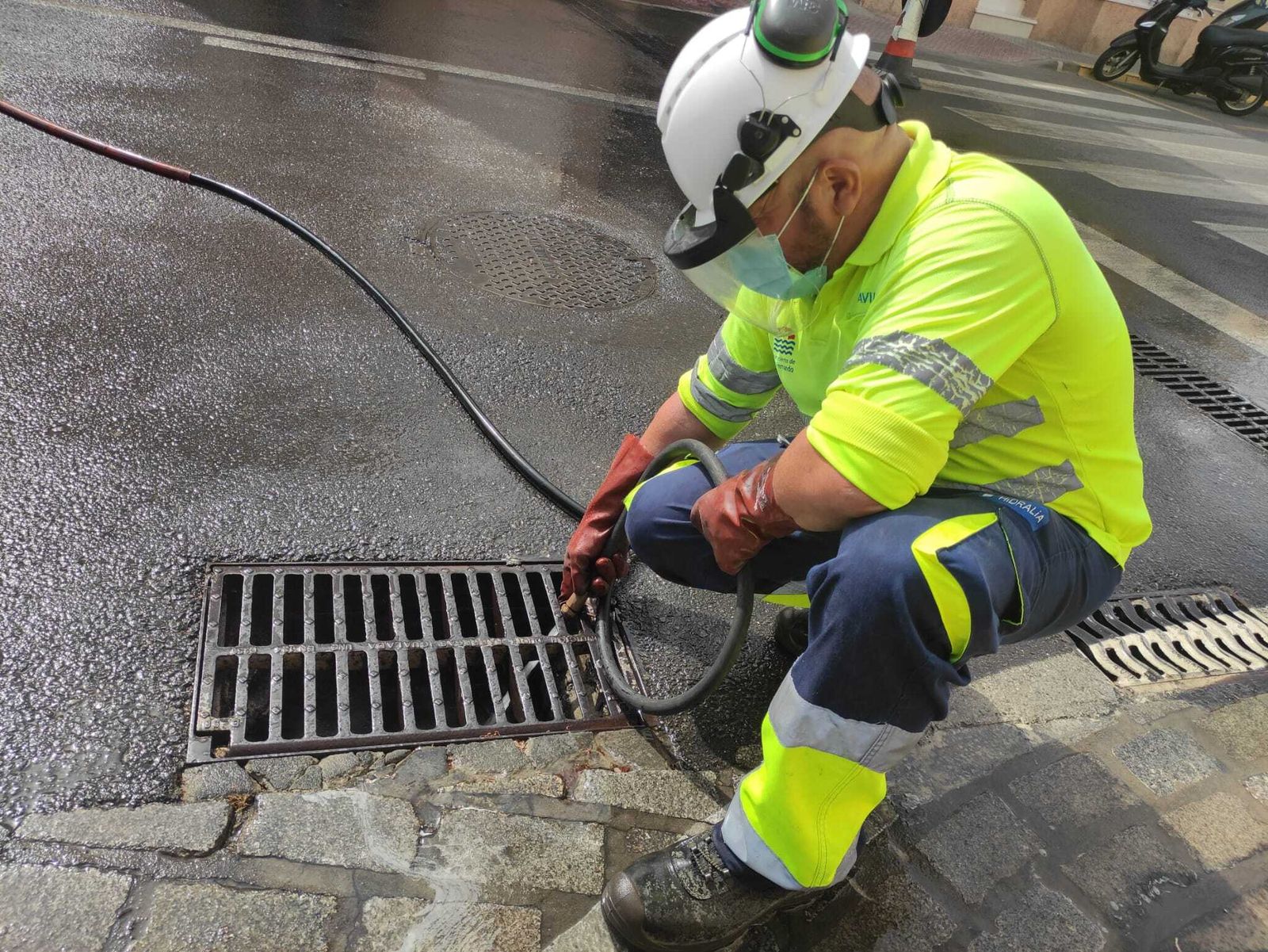Un operario limpia un imbornal en San Fernando.