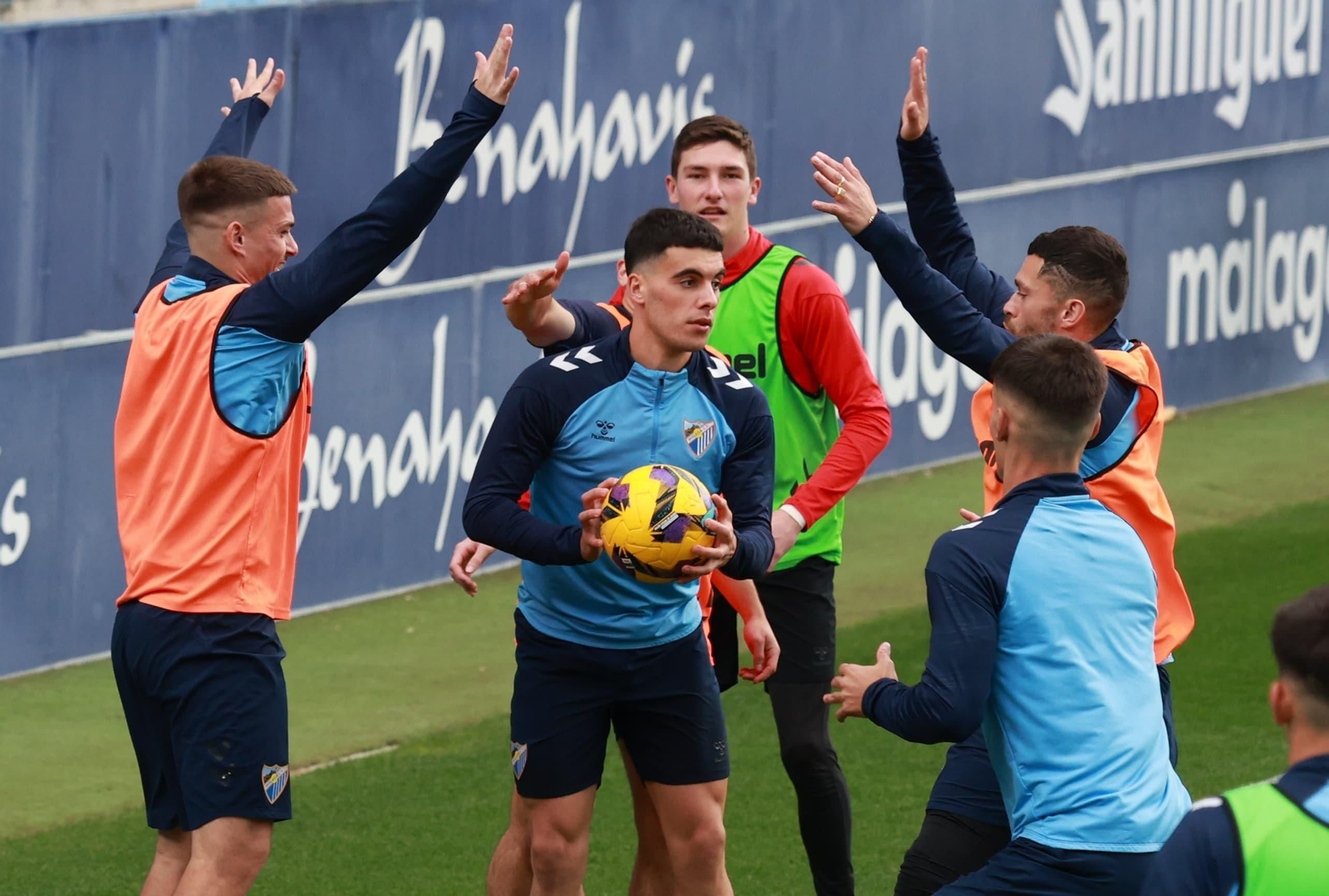 El Málaga CF se divierte con baloncesto en La Rosaleda antes de medirse al Racing de Ferrol
