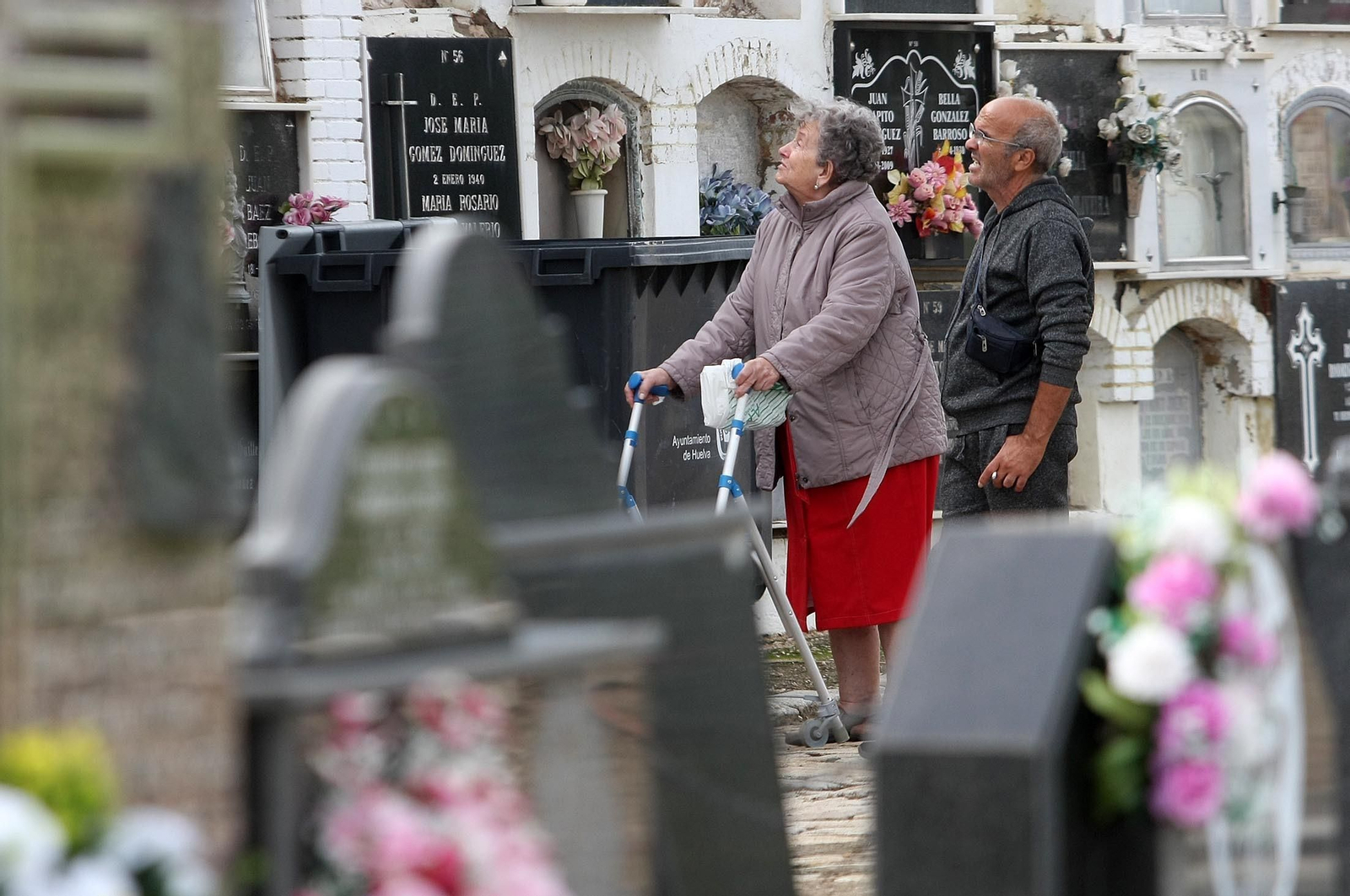Imágenes del ambiente en el cementerio La Soledad, Huelva