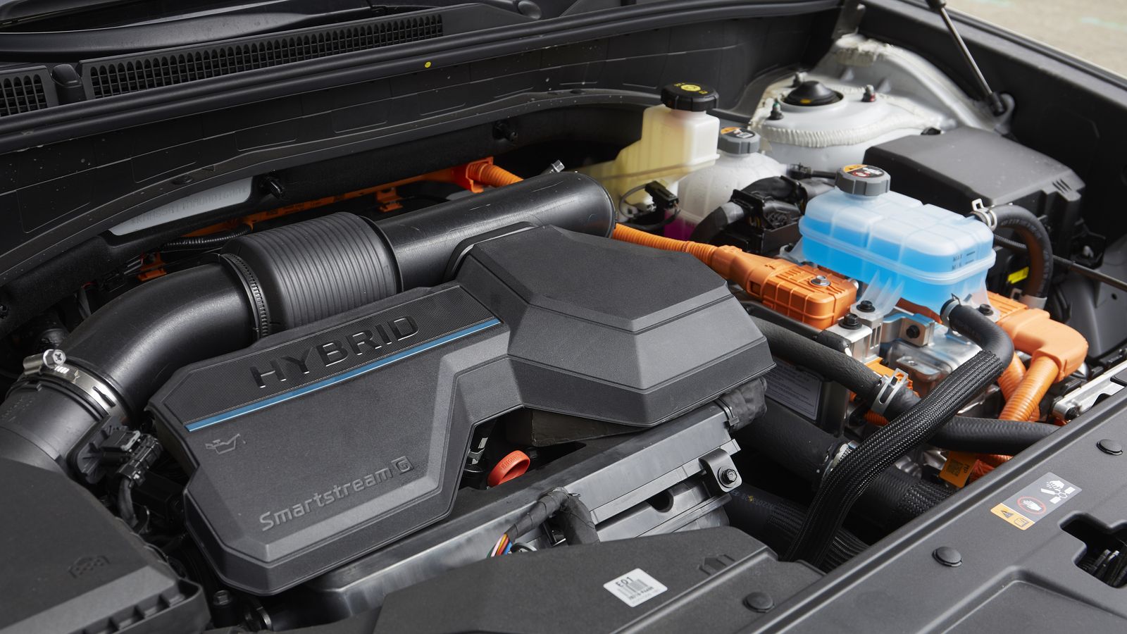 En los motores híbridos, enchufables o no, el peso del motor eléctrico es mayor, no sólo durante la propulsión, también durante las fases de recuperación de energía.