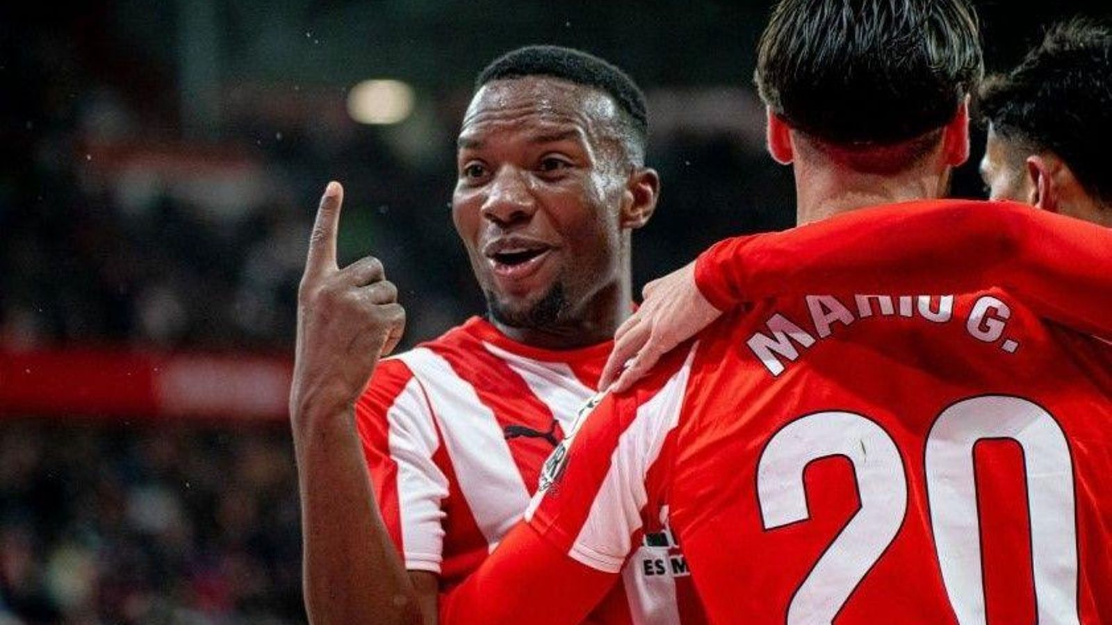 Juan Otero celebra un gol con el Sporting.