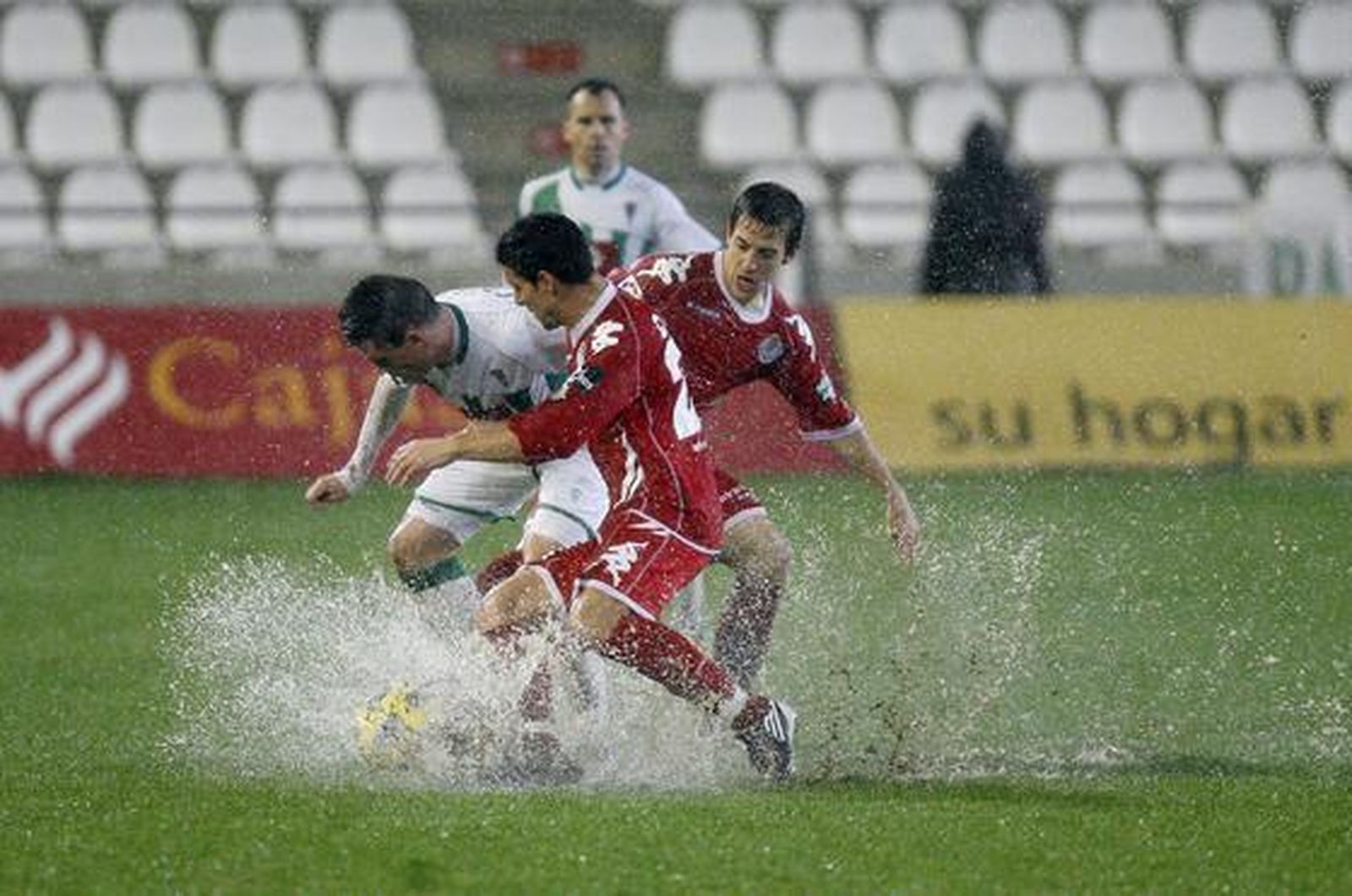 El Córdoba vence al Valladolid 1-0 bajo un diluvio en el Arcángel. / José Martínez