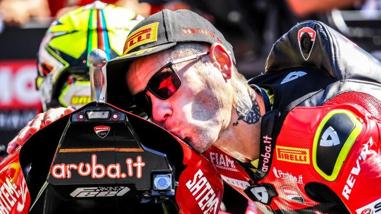 Álvaro Bautista besa su Ducati tras hacer triplete en Portimao.