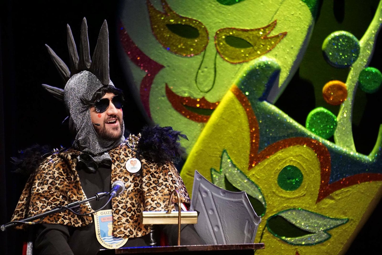 El humorista sevillano Manu Sánchez, pregonando anoche el Carnaval de Rota.