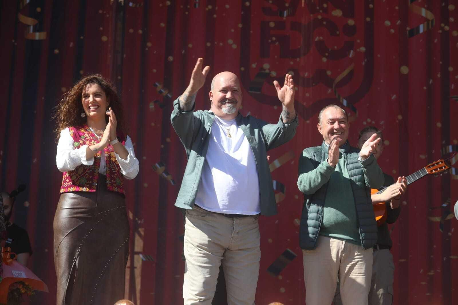 Imágenes de las entrega de insignias de las peñas del Carnaval de San Fernando.