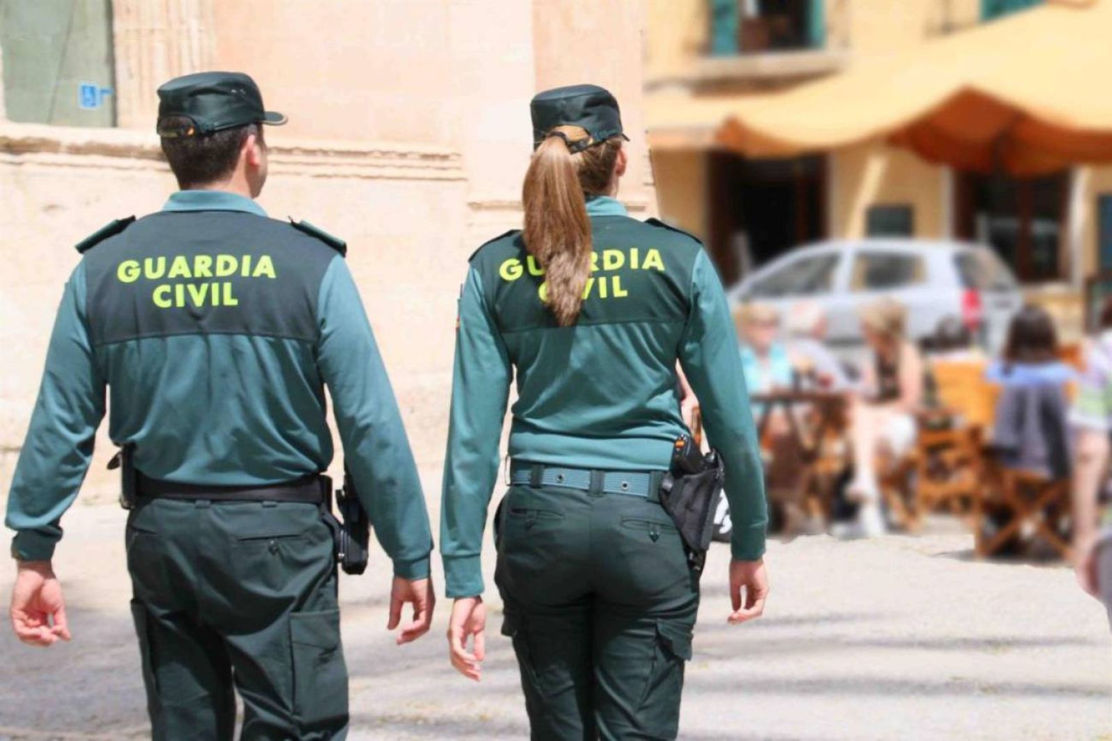 Dos efectivos de la Guardia Civil pasean por la calle