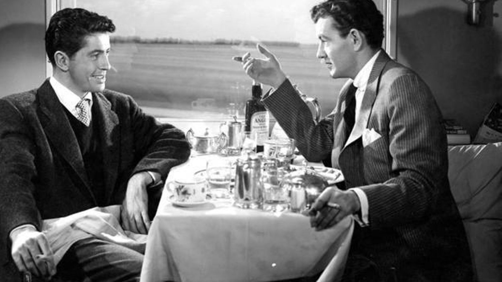 Un fotograma de 'Extraños en un tren'.