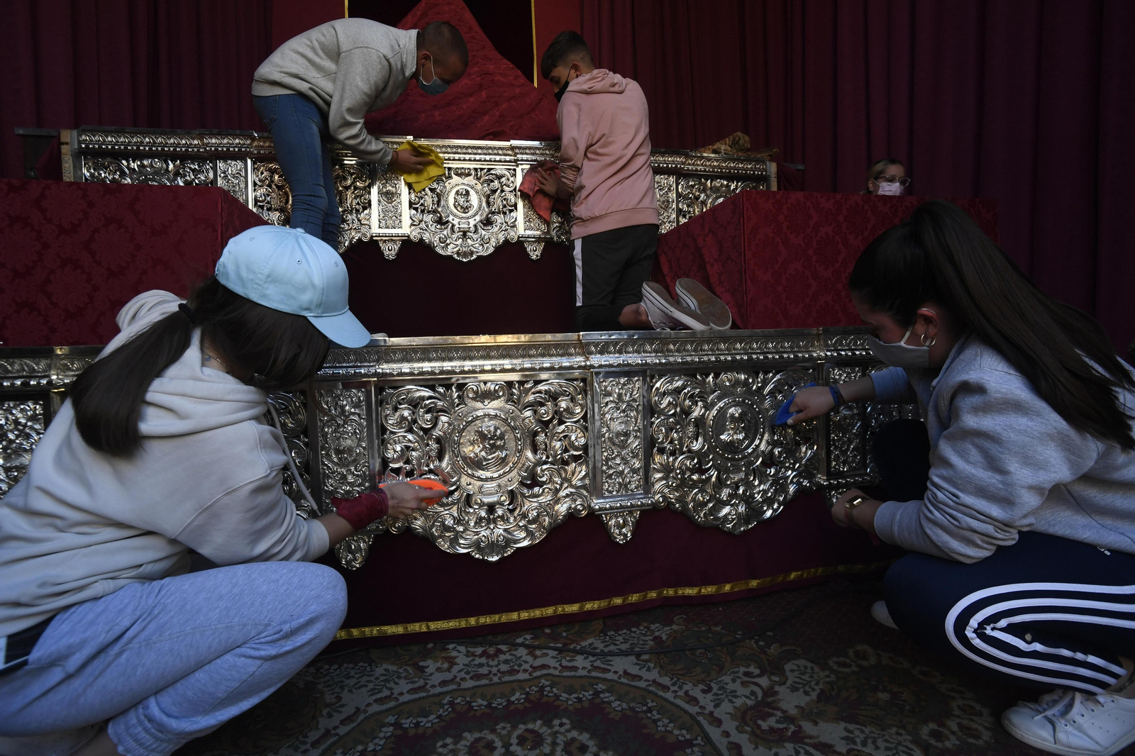 Reportaje: Montaje del altar de Los Salesianos