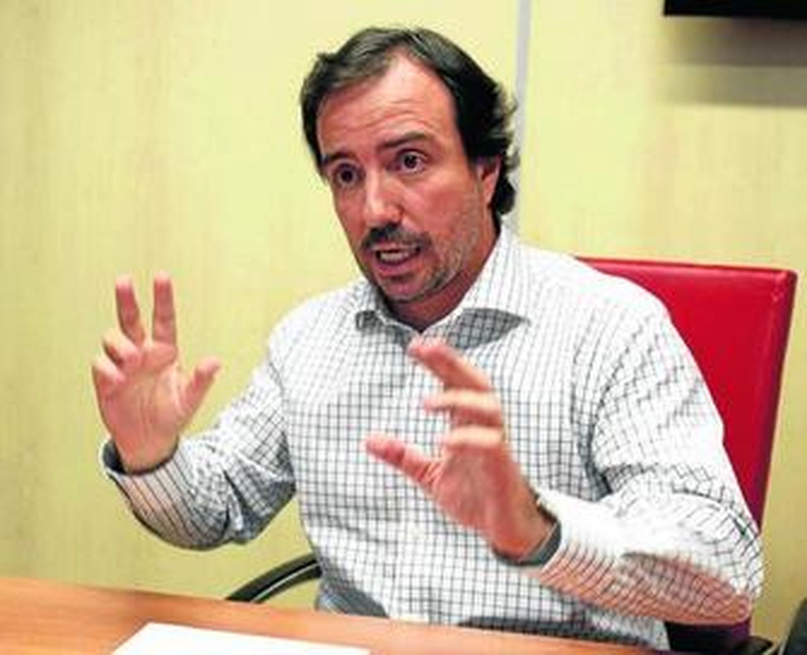 Arturo Coloma, de Detea, en las instalaciones de la compañía en la isla de la Cartuja.