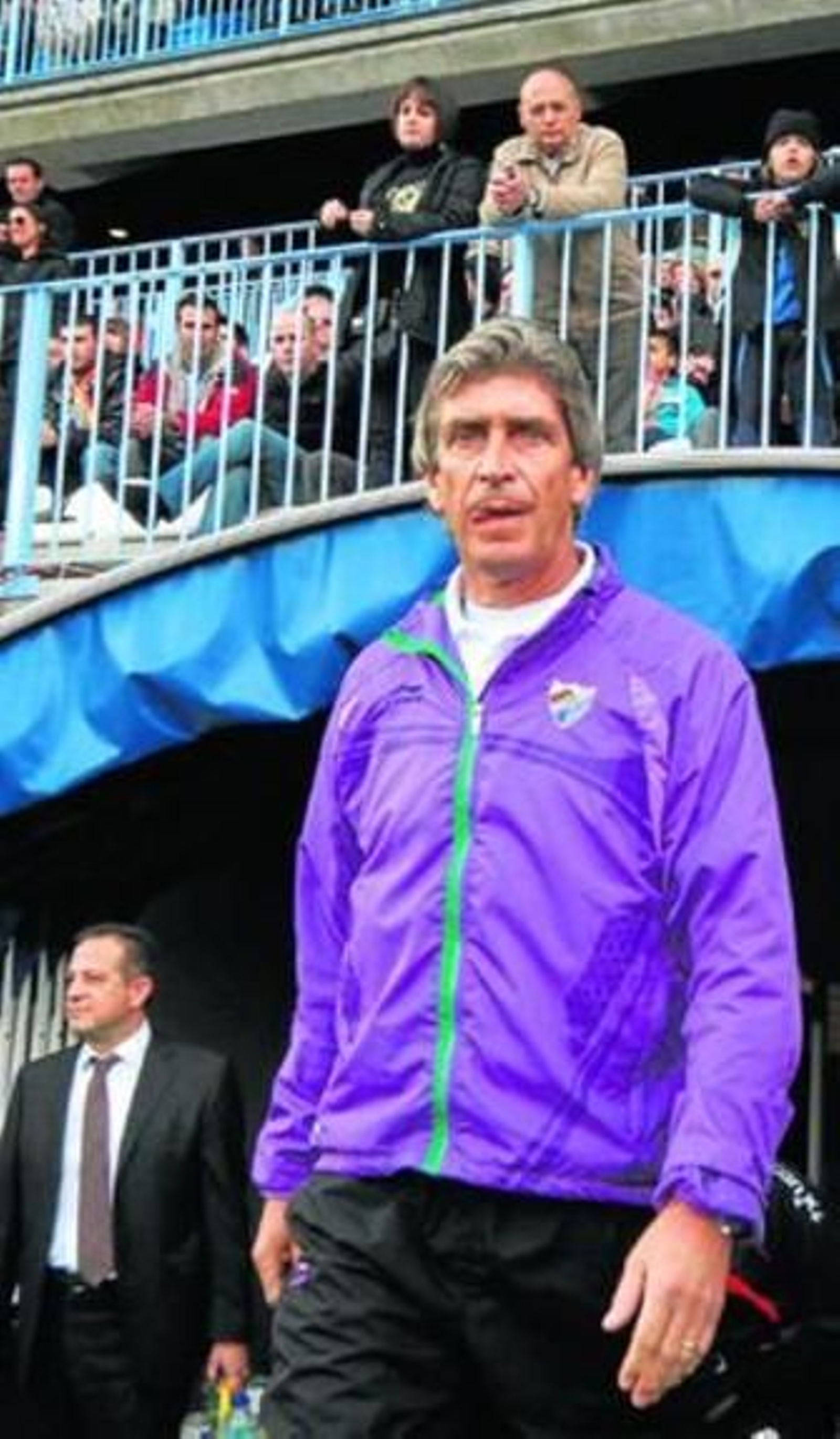 Manuel Pellegrini, saltando al terreno de juego de La Rosaleda antes del inicio del partido ante Osasuna.