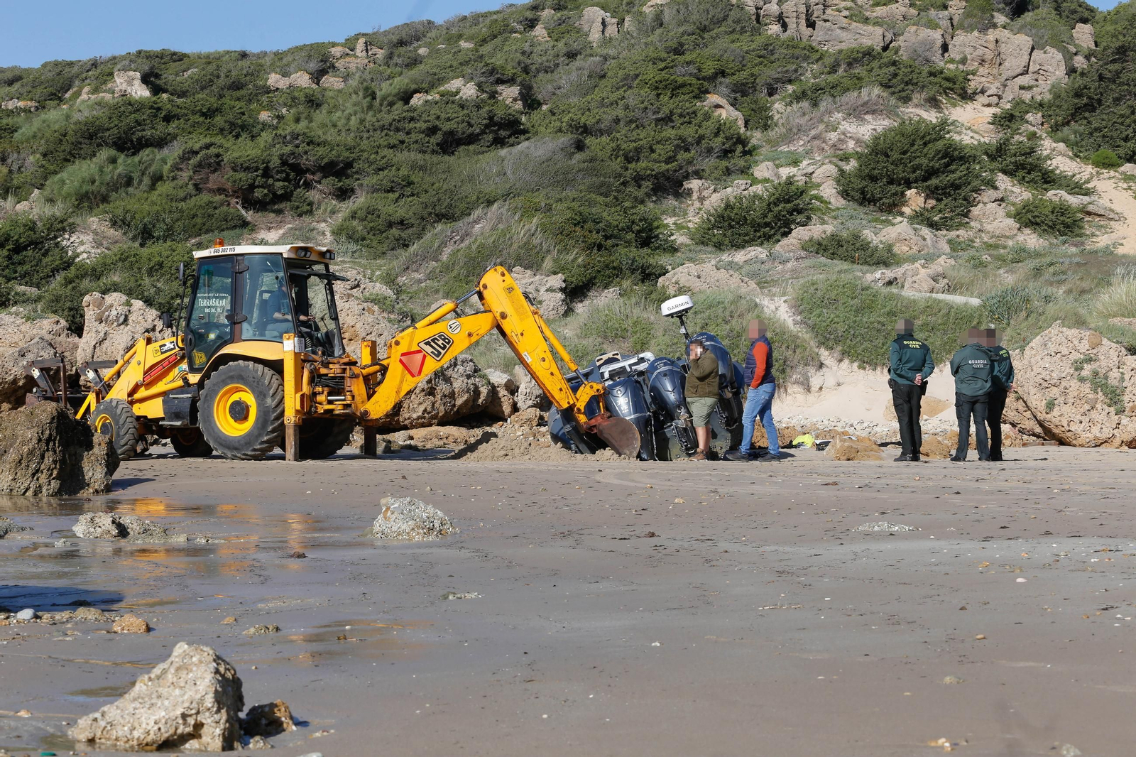 Intervienen casi 3.000 kilos de hachís en la playa de Bolonia, en imágenes