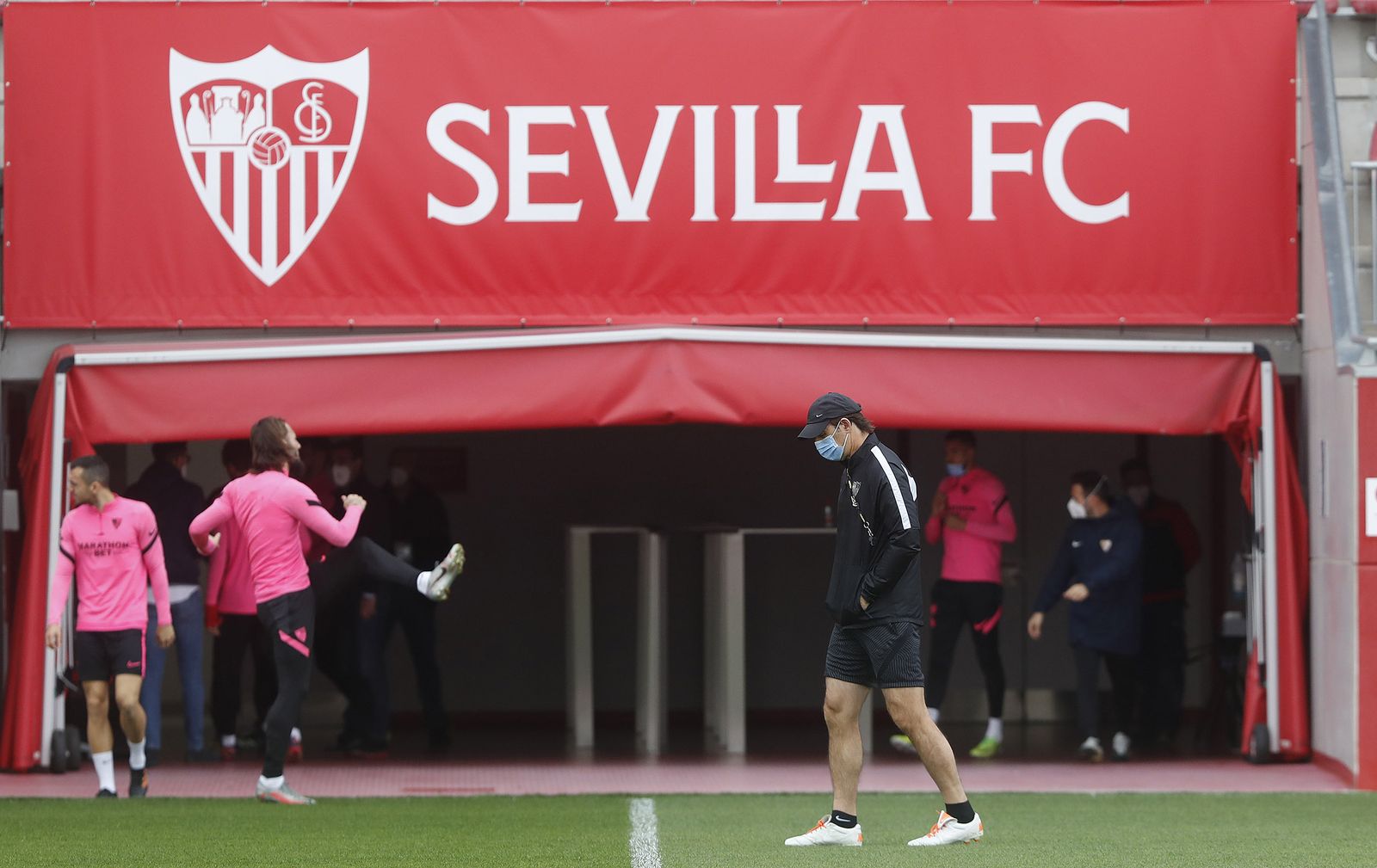Lopetegui, pensativo sobre el césped.