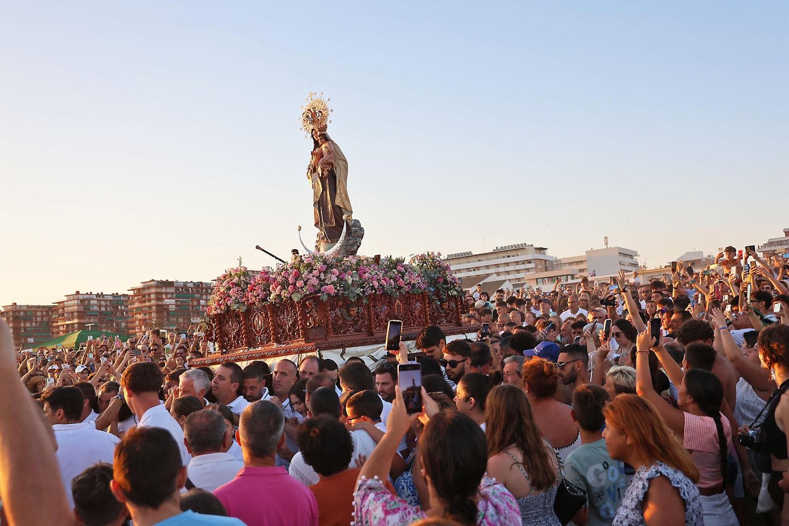 Imágenes de la Virgen del Carmen procesionando en Punta Umbría