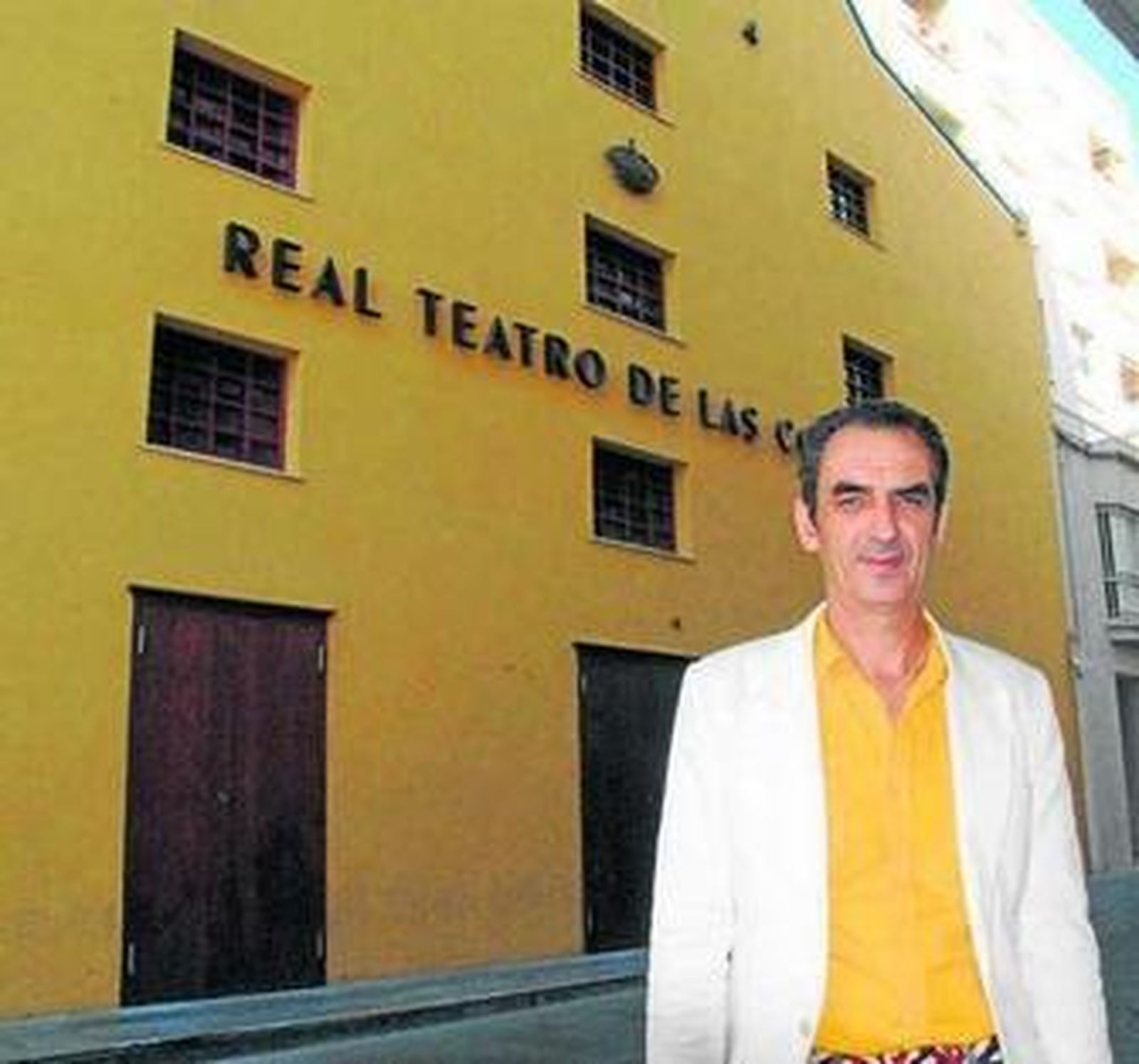 Fran Alcázar, a las puertas del Teatro de Las Cortes, en 2012.