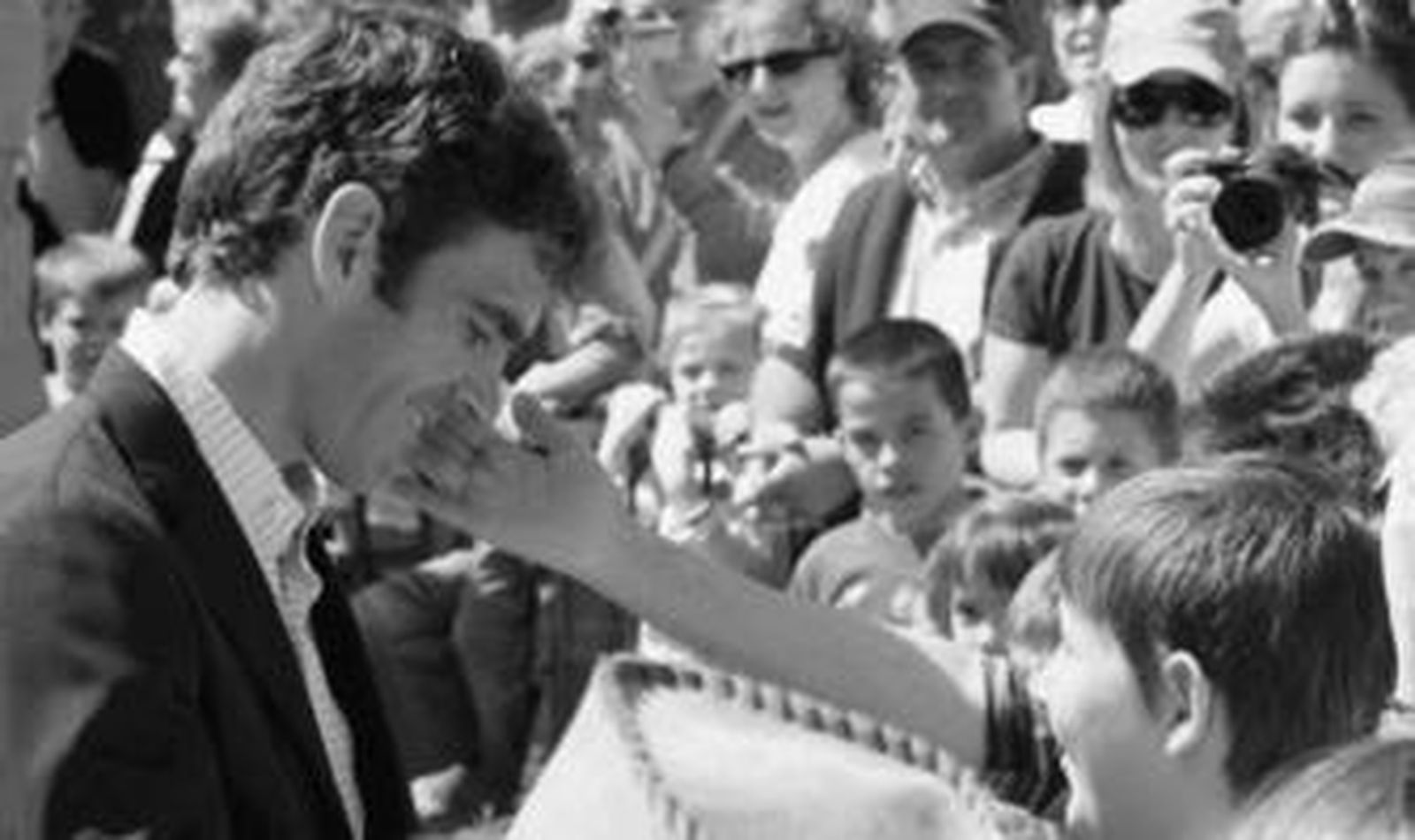 Numerosos niños se acercaron a José Tomás para pedirle autógrafos.