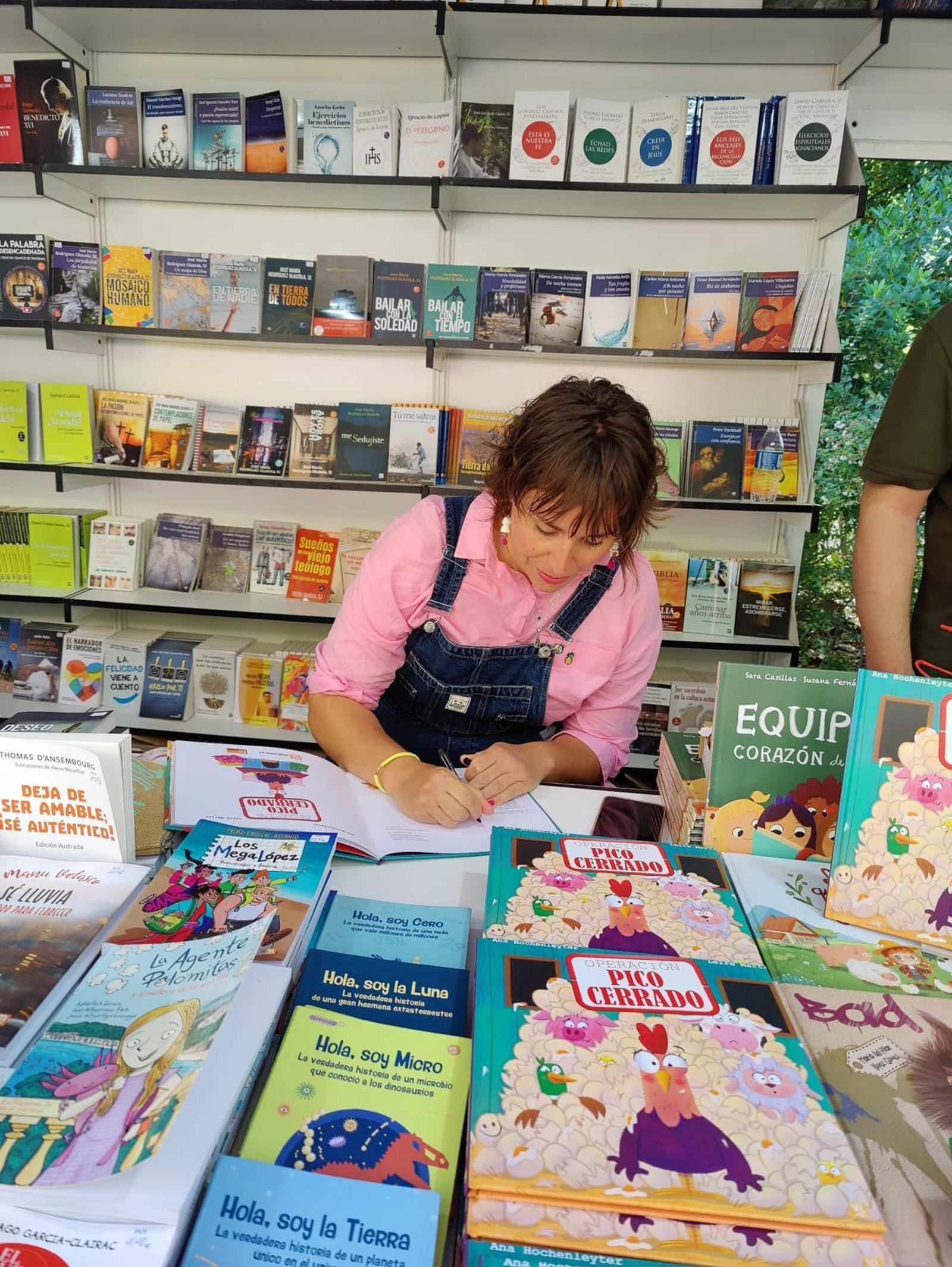 Ana Hochenleyter firma libros en la Feria del Libro de Madrid.
