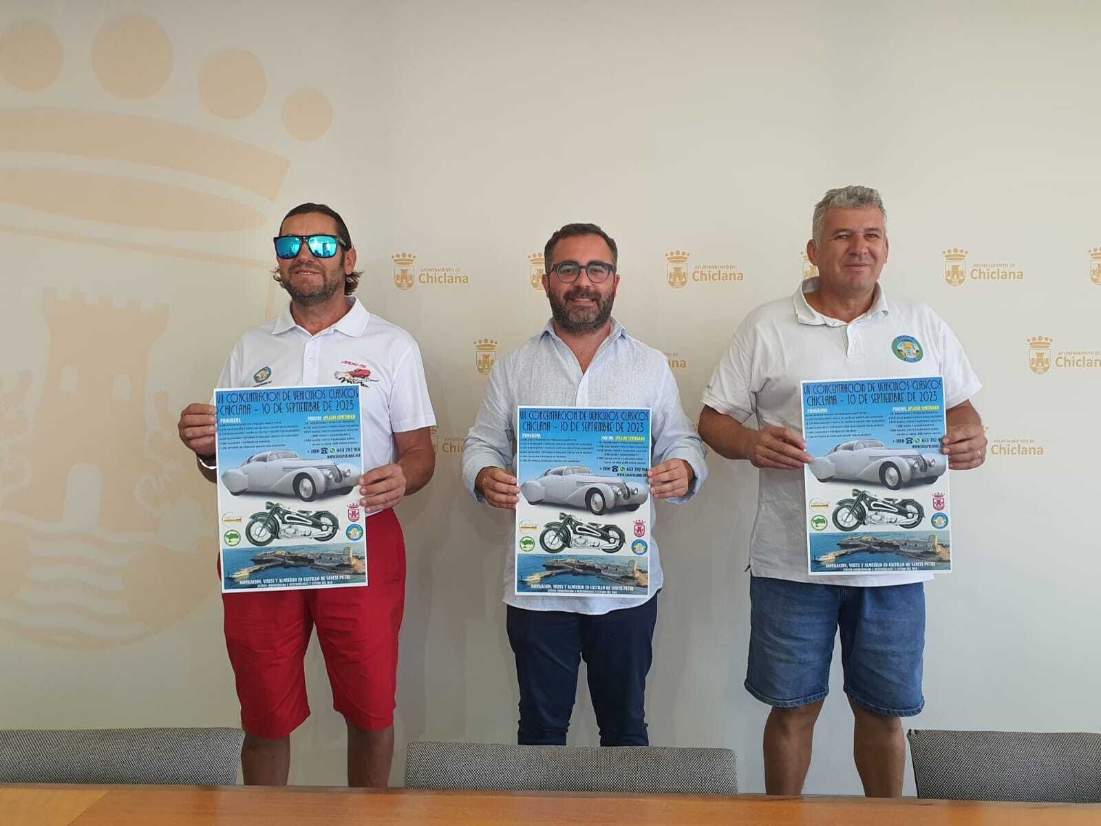 El delegado municipal de Fiestas, Fede Díaz, y los representantes del Club de Vehículos Clásicos Escape Libre, Juan Carlos López y Francisco Javier Guerra.