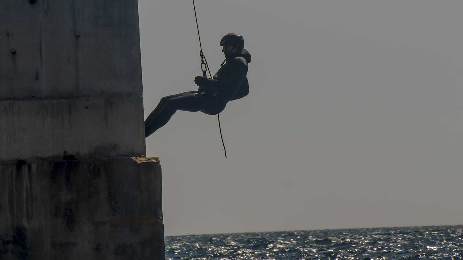 Ejercicios de descenso en las instalaciones portuarias de Almería