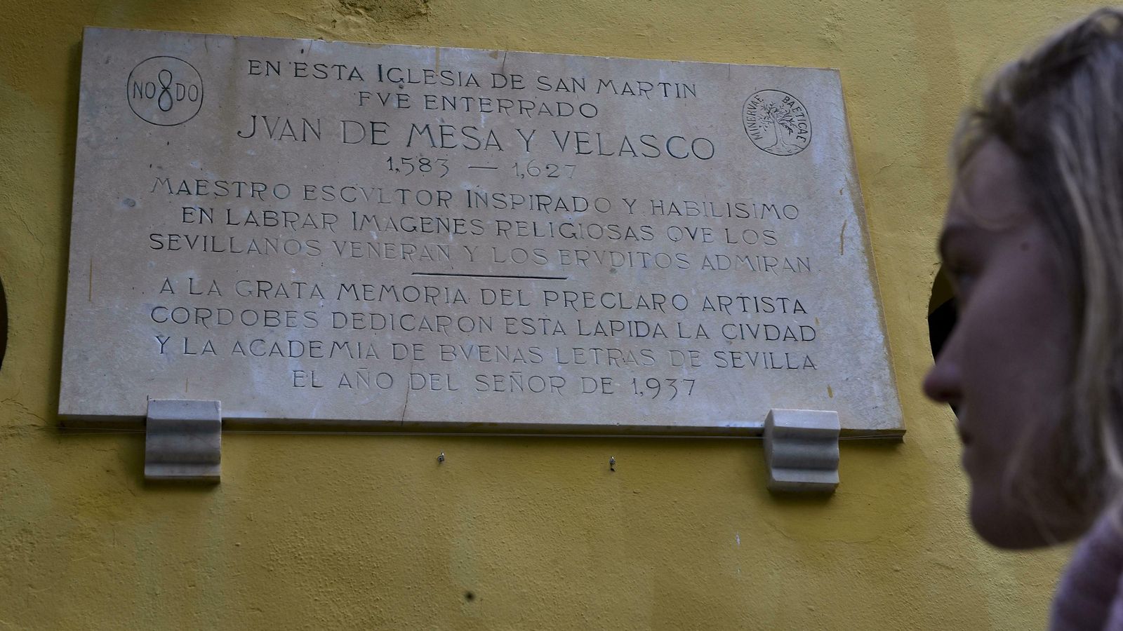 Lápida en la iglesia de San Martín que indica que Juan de Mesa yace en ese templo del que fue feligrés.