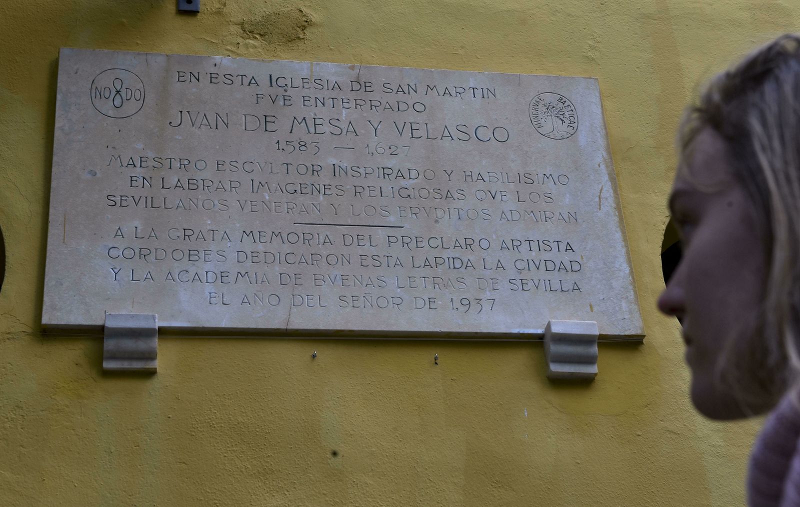 Lápida en la iglesia de San Martín que indica que Juan de Mesa yace en ese templo del que fue feligrés.