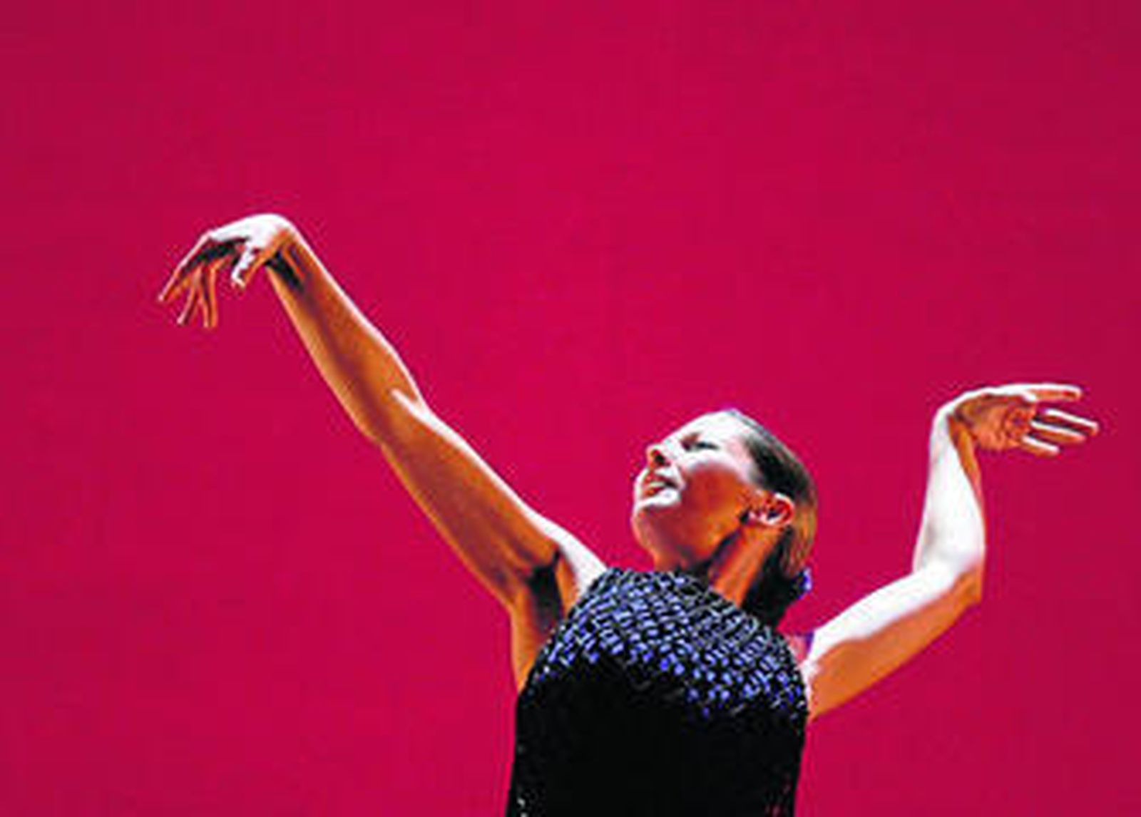 El majestuoso braceo de la gaditana Sara Baras durante el estreno de 'La Pepa' en Sevilla.