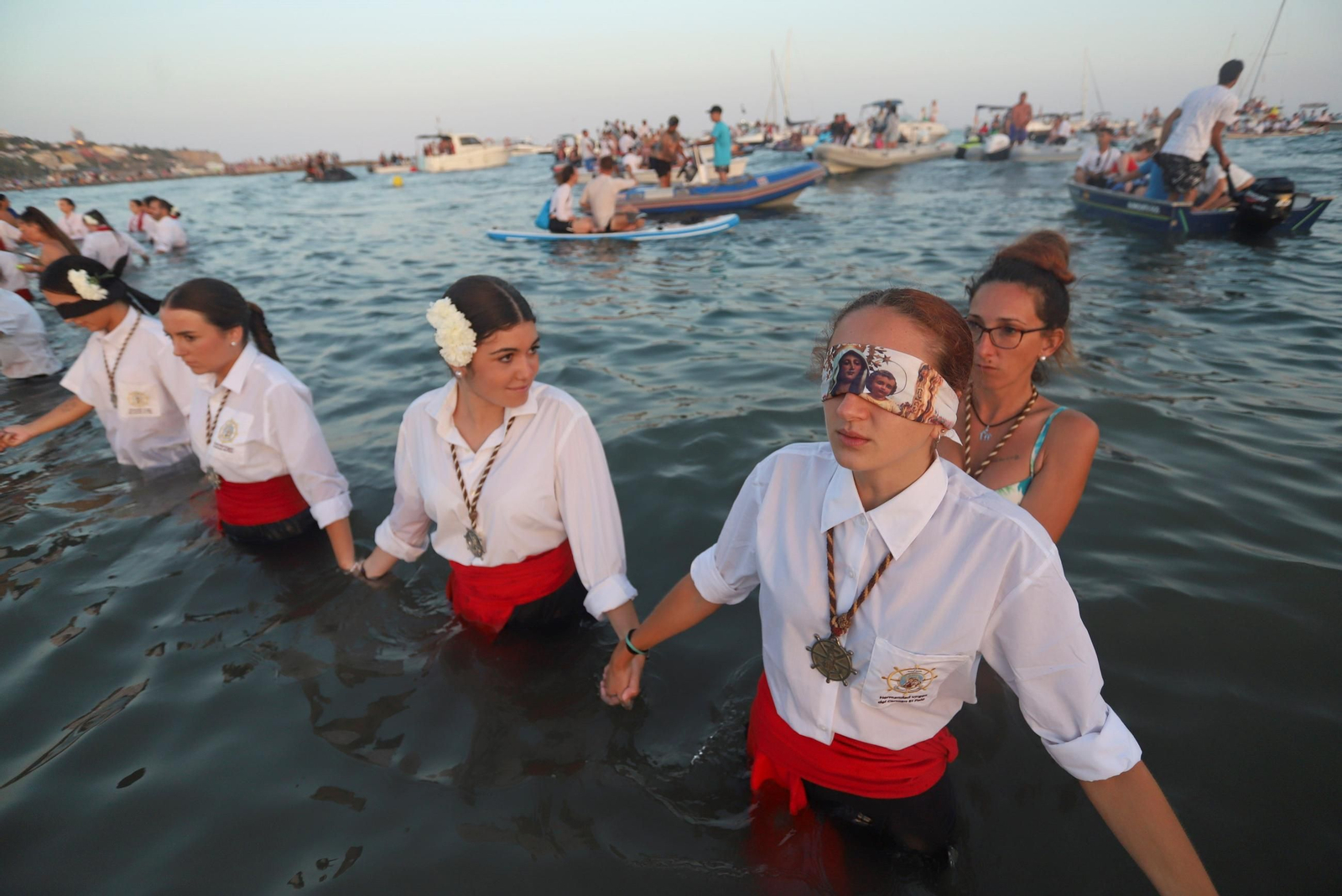 La procesión de la Virgen del Carmen en la playa del Palo, en Málaga, en fotos