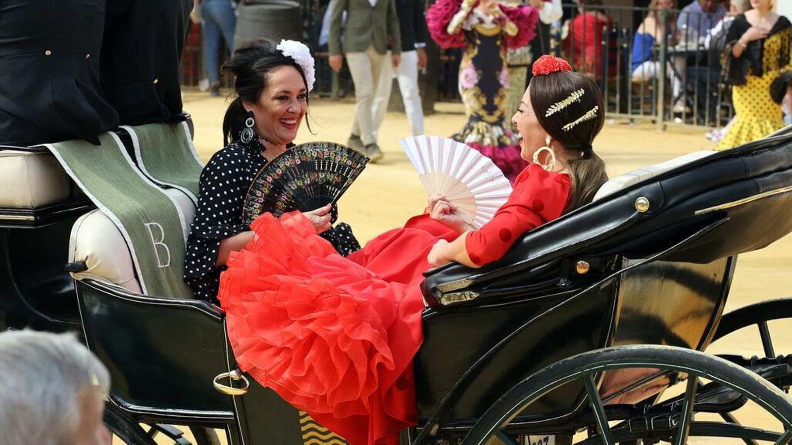 Dos flamencas en un coche de caballos en el recinto de la Feria de Jerez. Dos flamencas en un coche de caballos en el recinto de la Feria de Jerez.