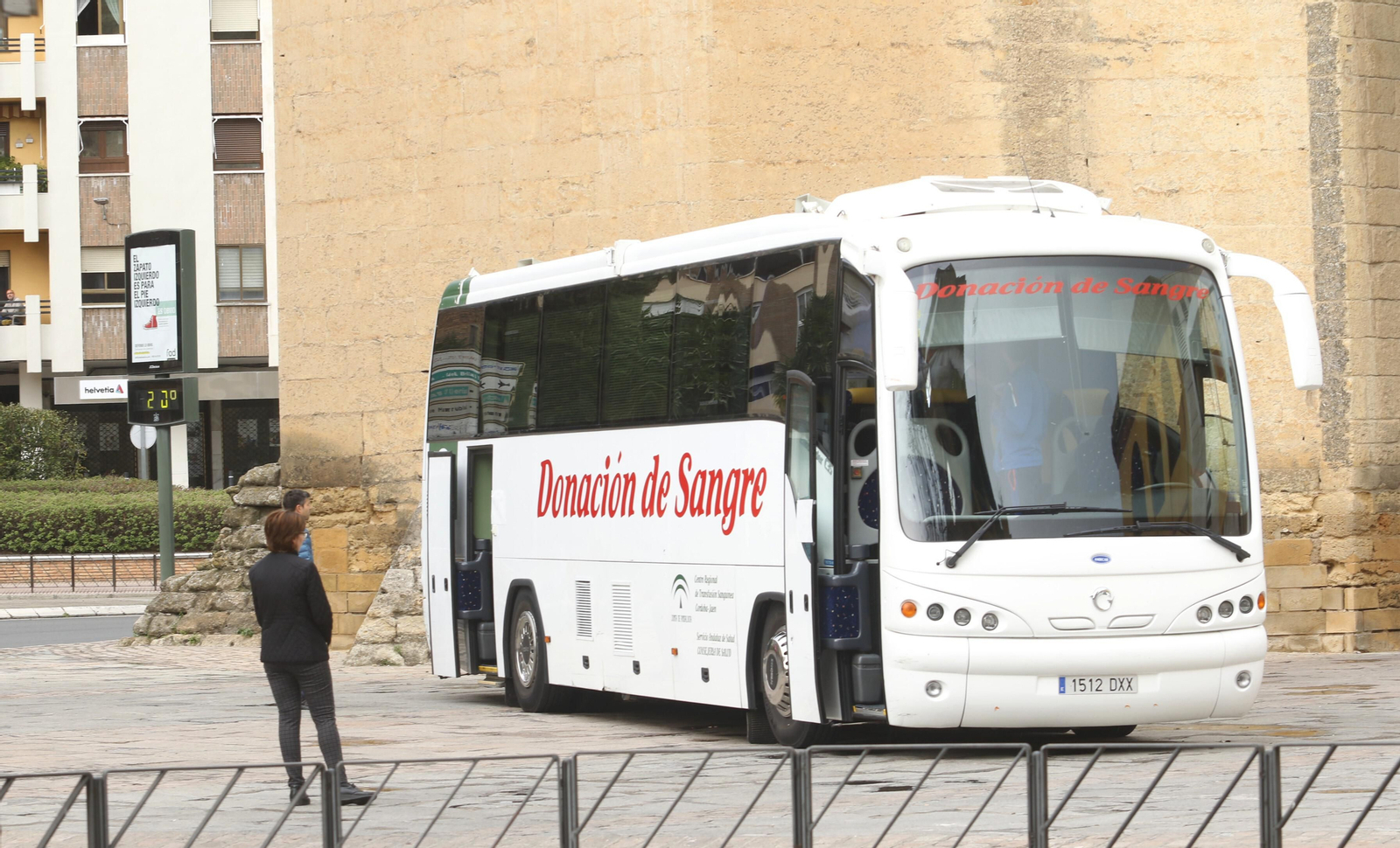 Autobús del Centro de Transfusión Sanguíneo en la Torre de la Malmuerta.