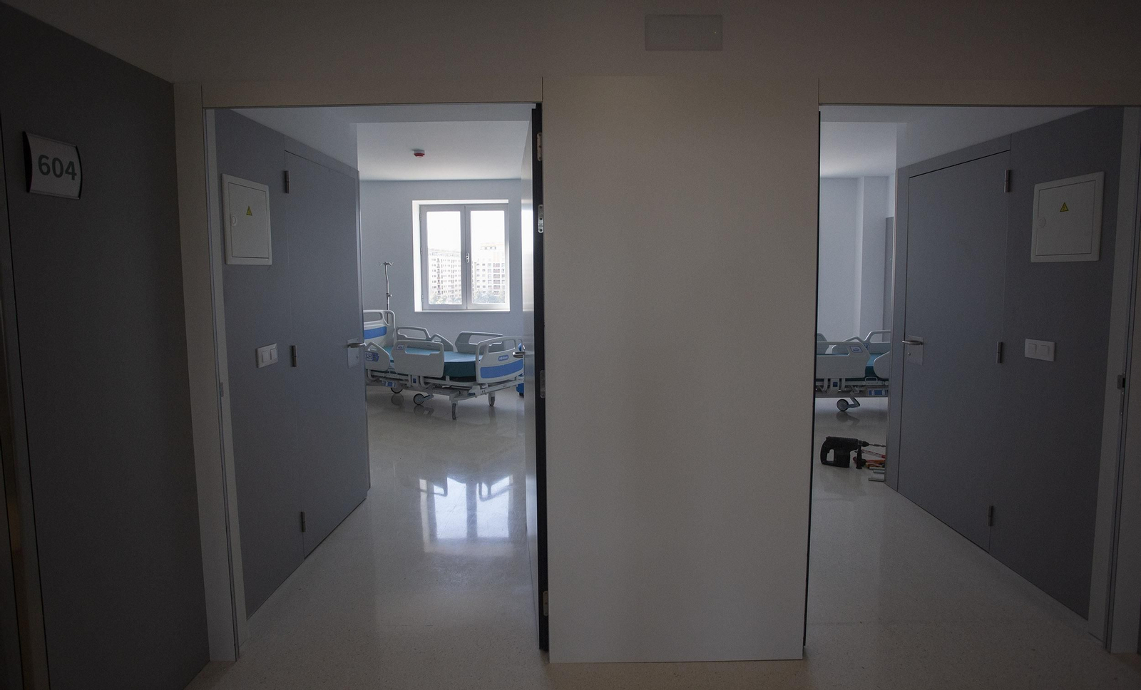 Las imágenes de la visita al interior del Hospital Militar de Sevilla