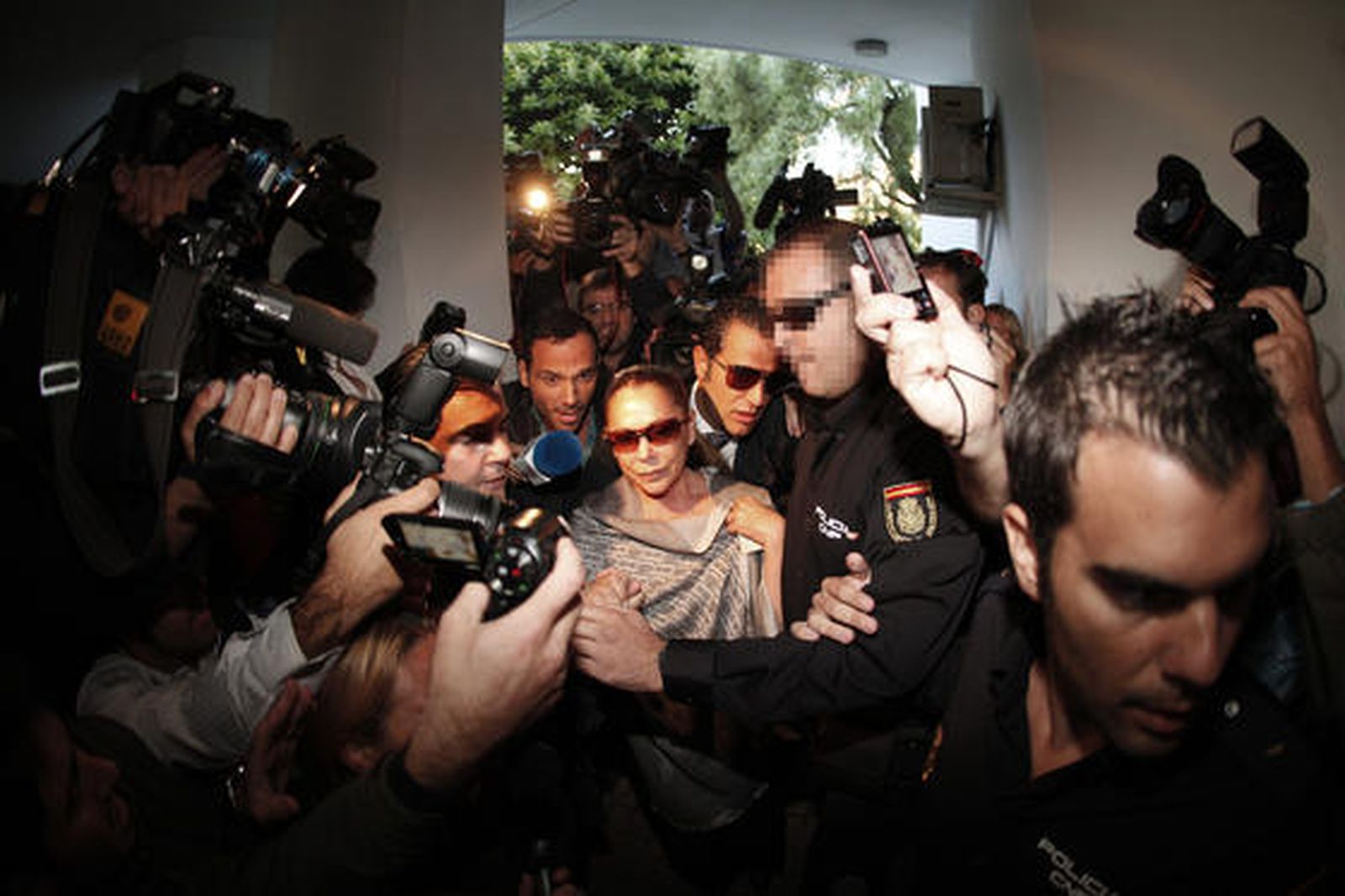 Isabel Pantoja levanta un revuelo mediático a su llegada a los juzgados de Marbella. / Reuters