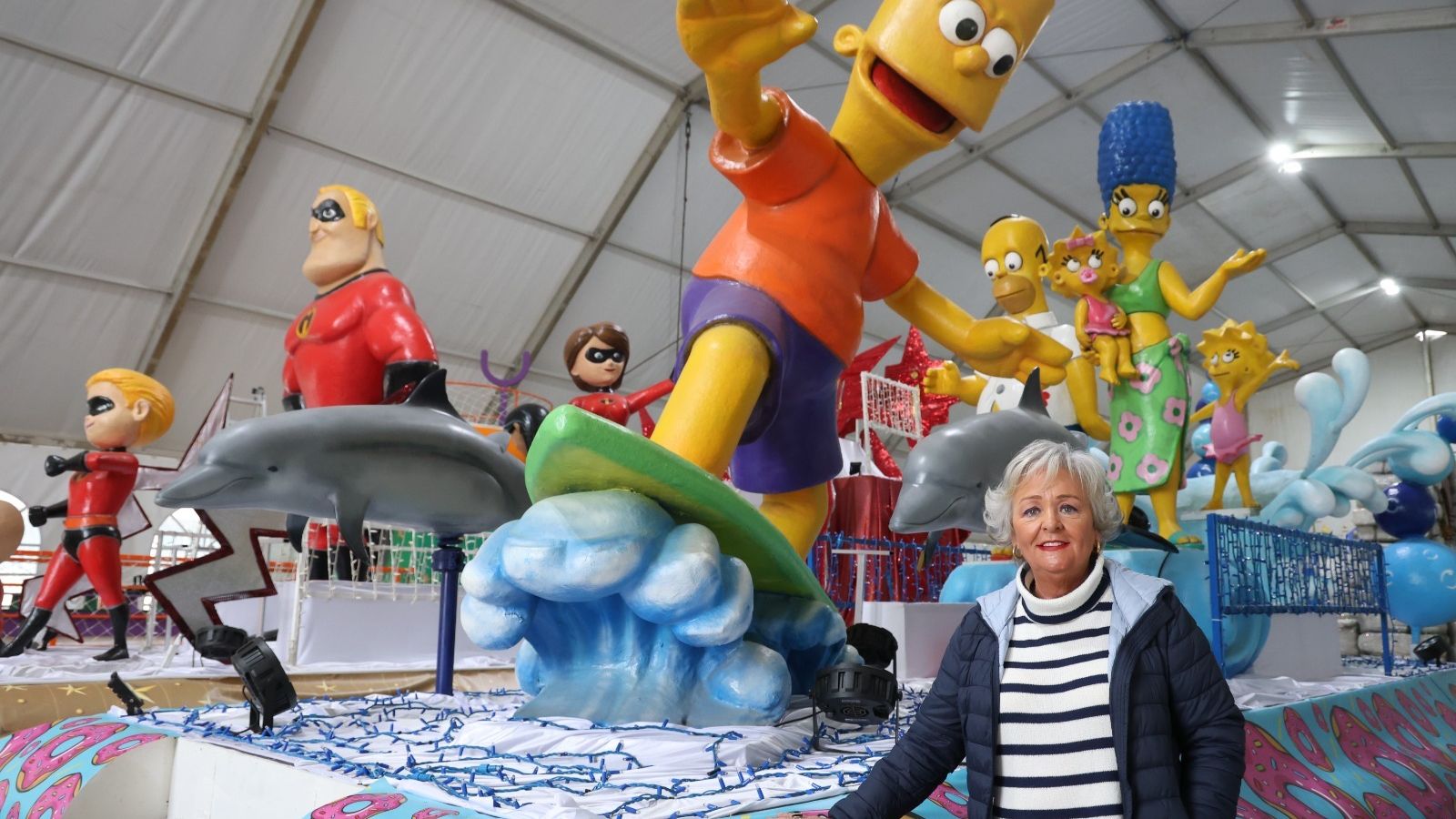 Teresa Porras delante de la carroza de Los Simpson de la cabalgata de Reyes de Málaga.