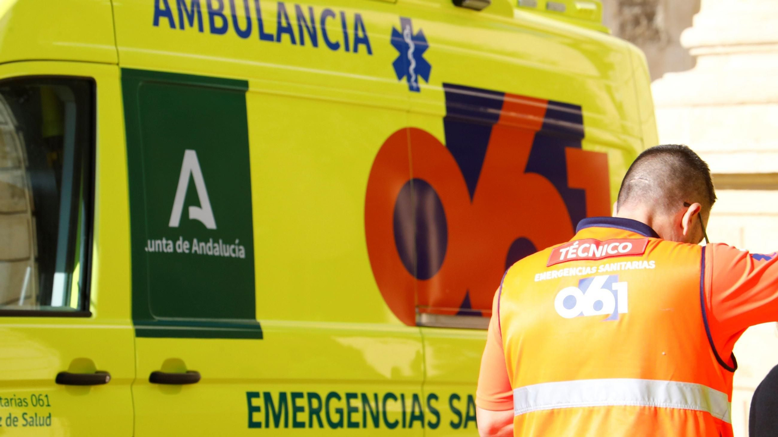 Un sanitario junto a un ambulancia del 061 | Imagen de archivos