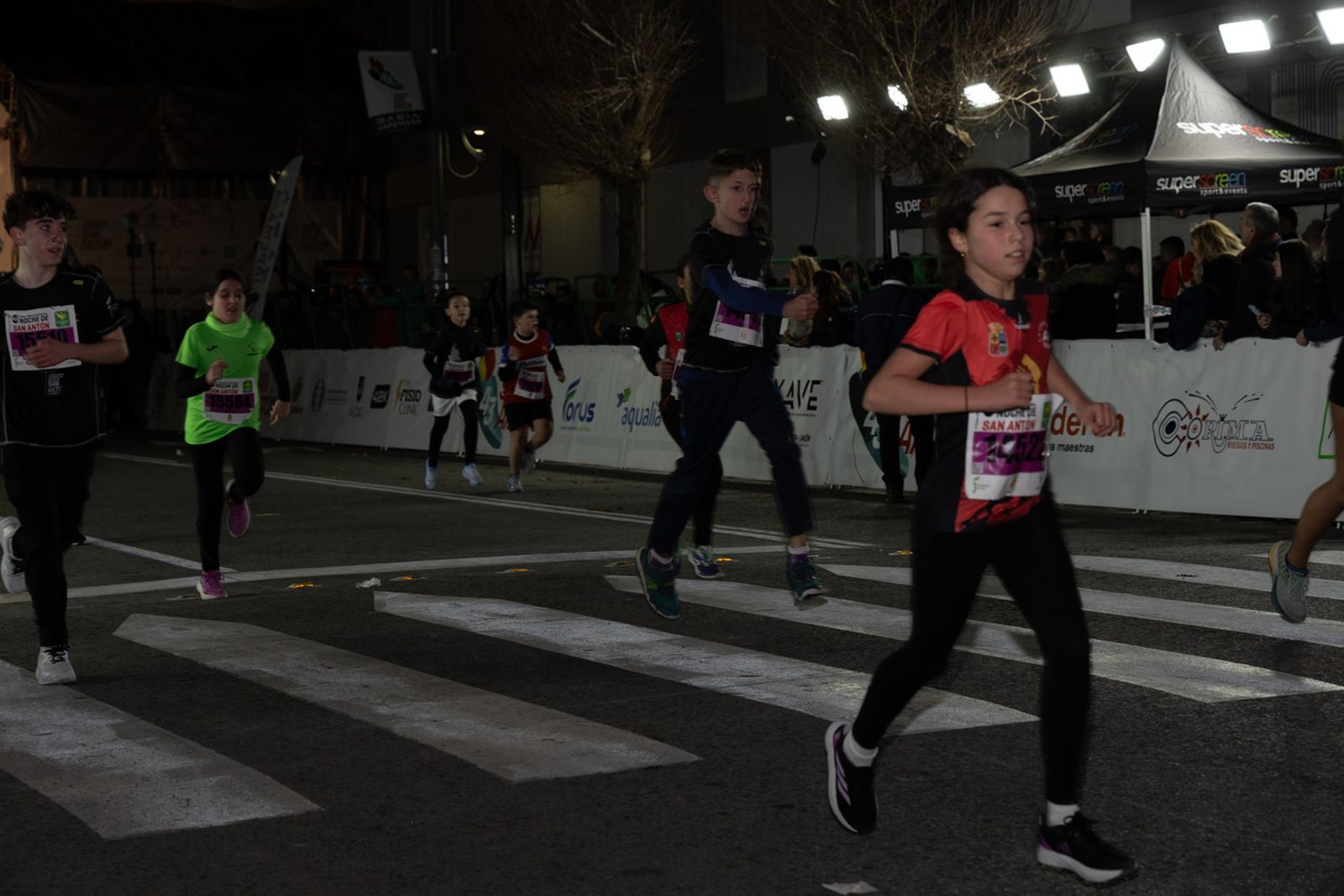En imágenes: 2.000 atletas brillan con luz propia en la infantil de la Carrera de San Antón 2026