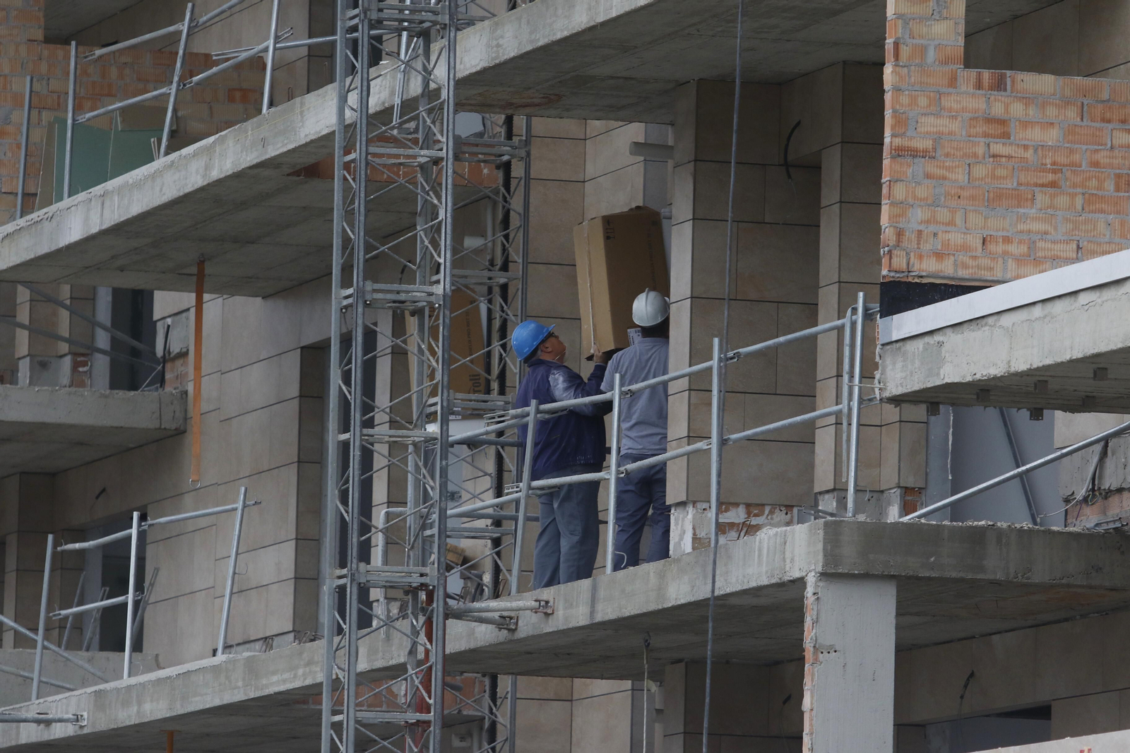 Las fotos del reparto masivo de mascarillas y la vuelta al trabajo en algunos sectores en Córdoba