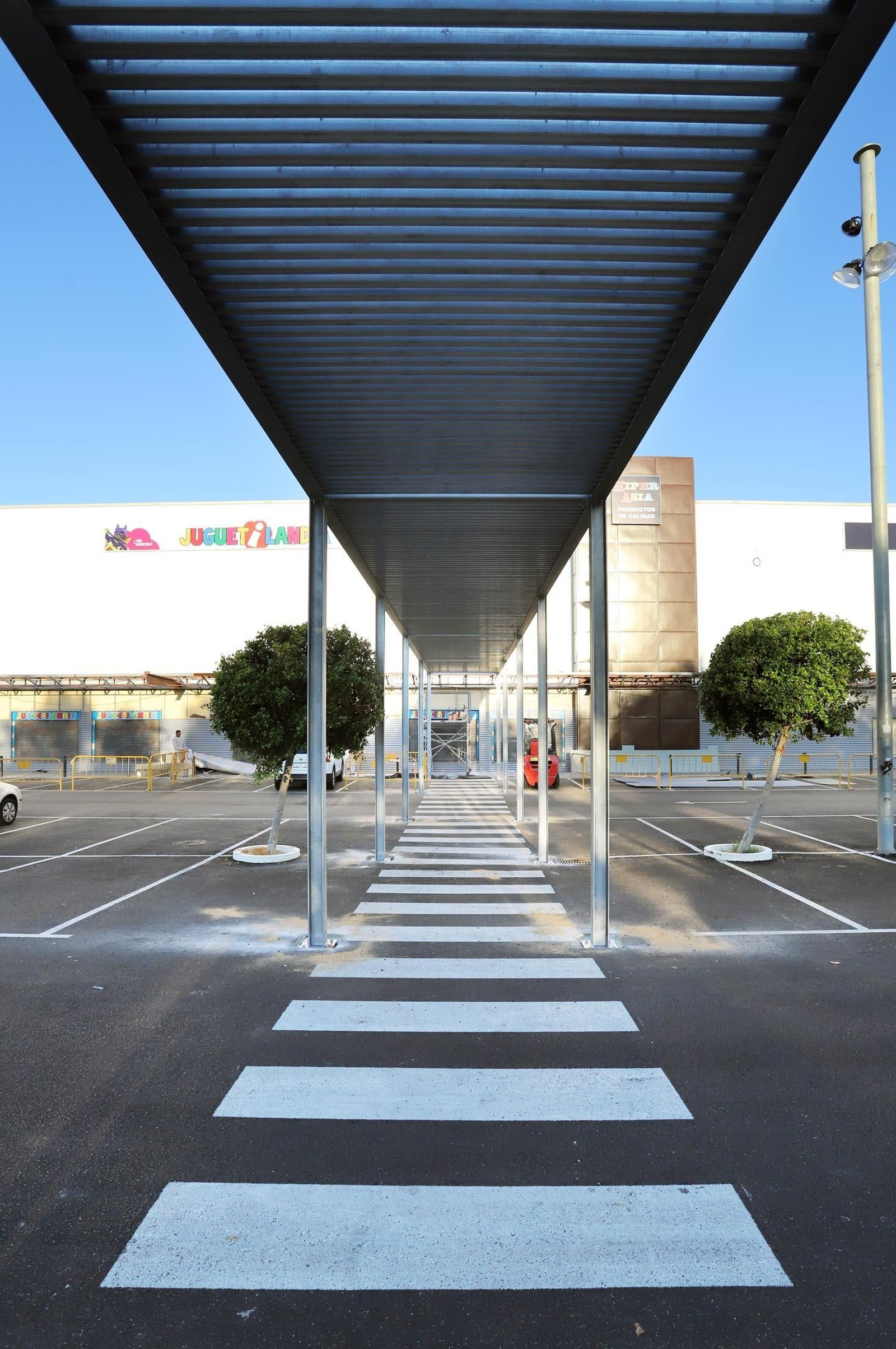 Una de las pérgolas de los pasos peatonales instaladas en Puerta del Odiel.
