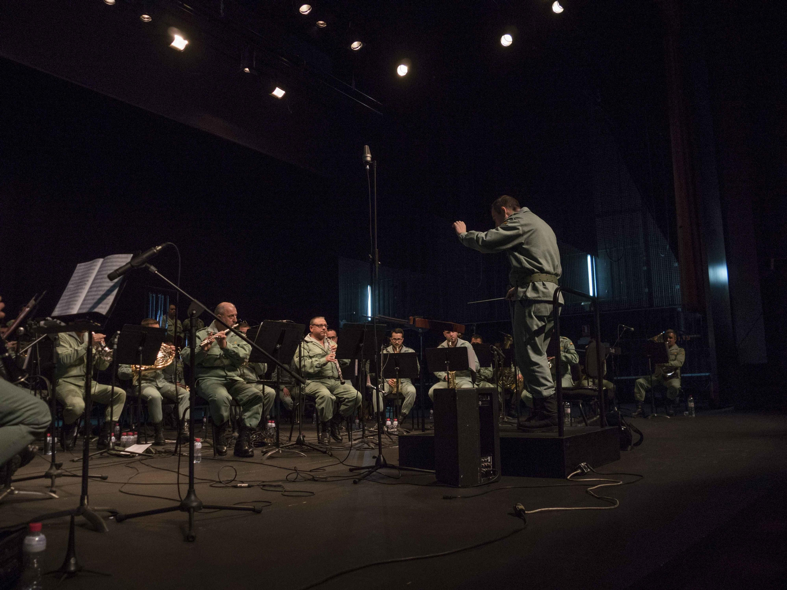 Los músicos de la Legión, en pleno proceso de grabación en el Auditorio de Roquetas.