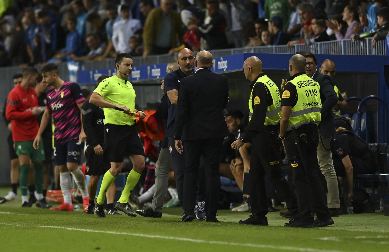 Abelardo Fernández y Pepe Mel se saludan. Abelardo Fernández y Pepe Mel se saludan.